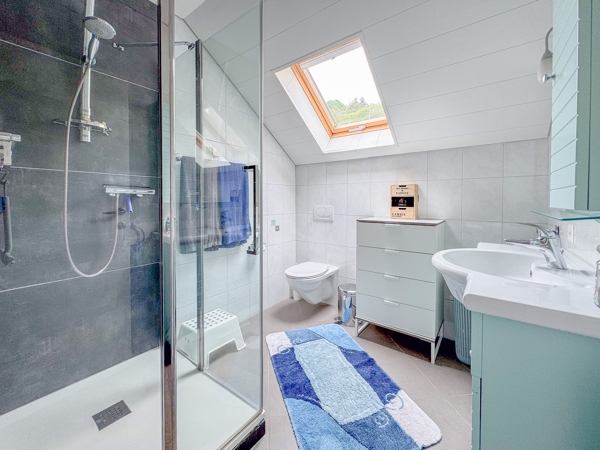 Salle de douche à l'étage Salle de douche à l'étage