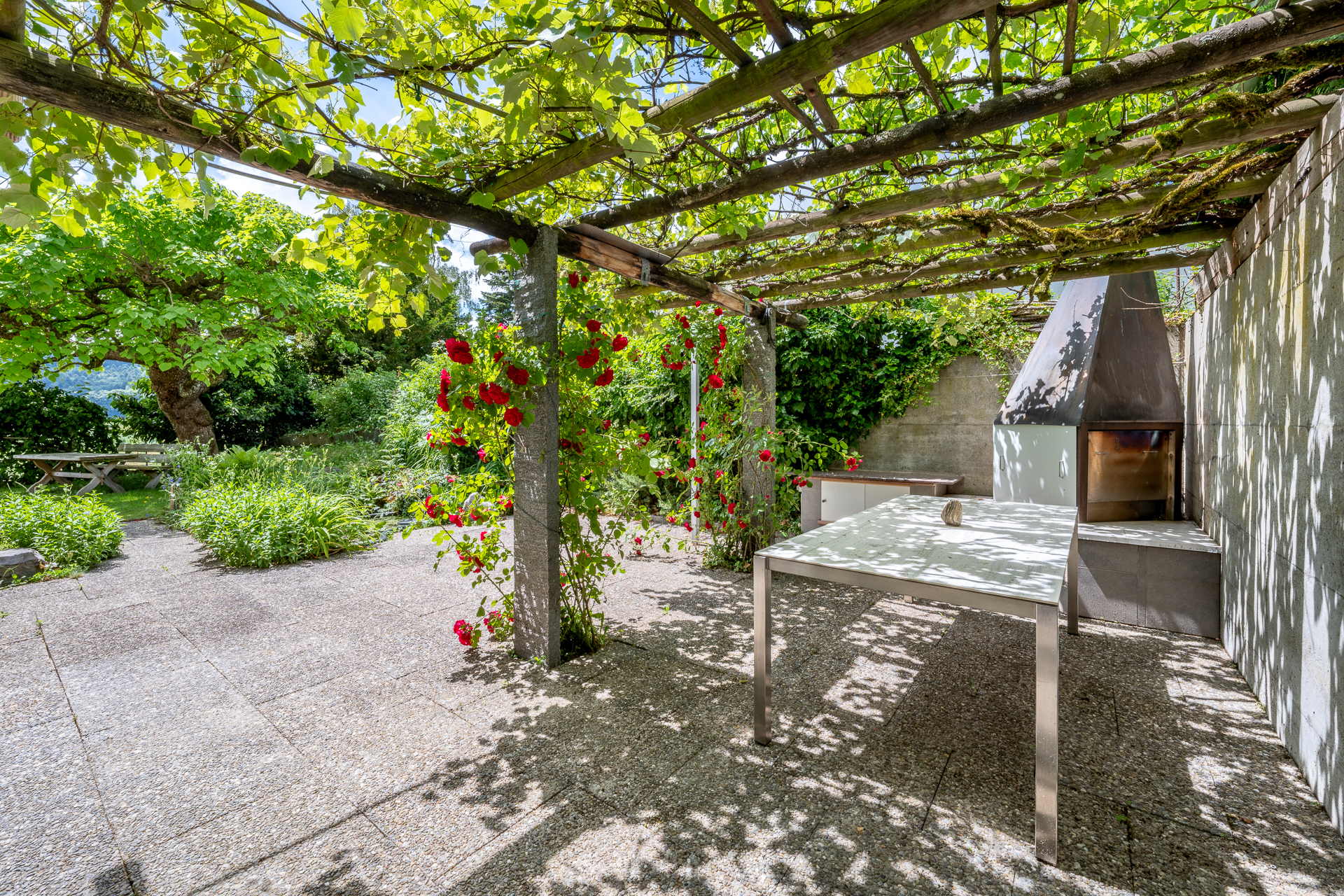 Sitzplatz mit Pergola und Cheminée Sitzplatz mit Pergola und Cheminée