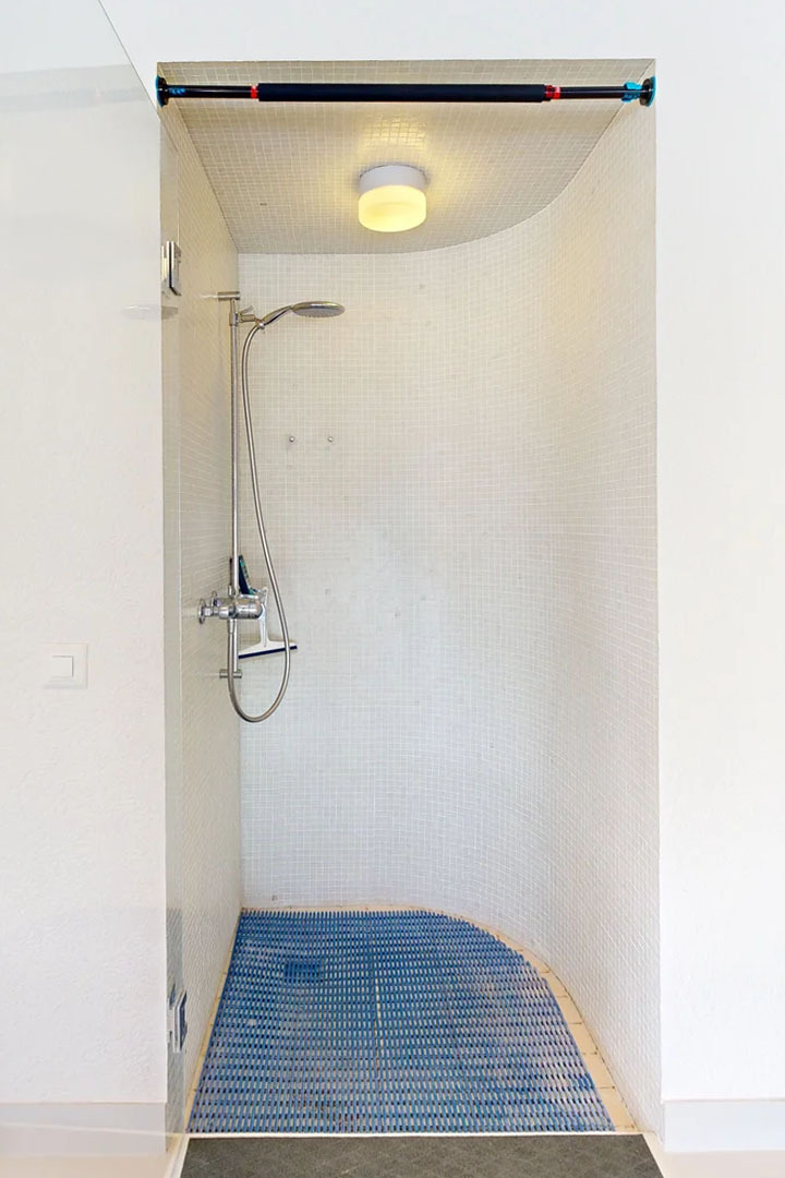 Dusche in Schwimmhalle Dusche in Schwimmhalle