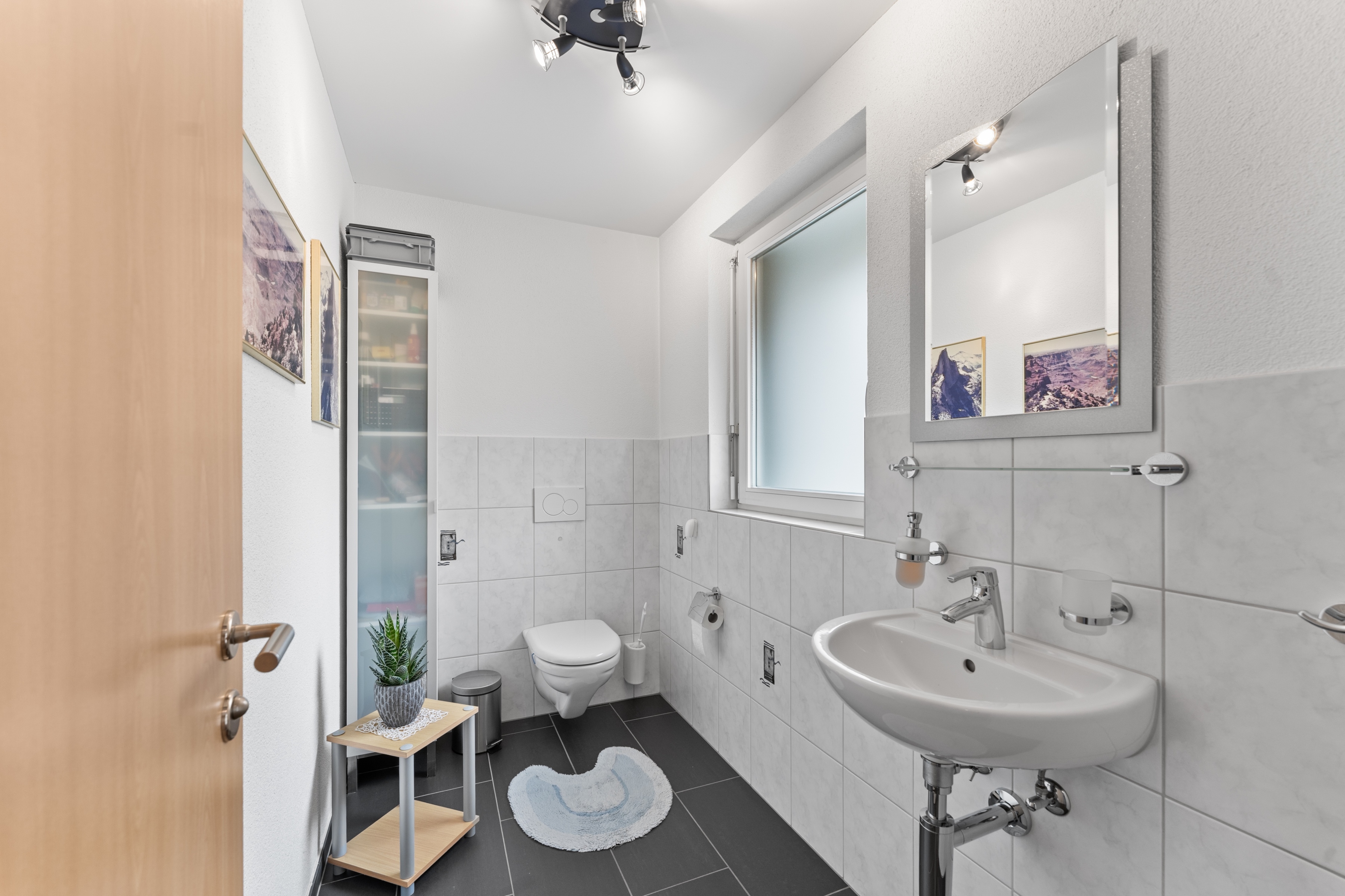 Gäste-Toilette im EG Gäste-Toilette im EG