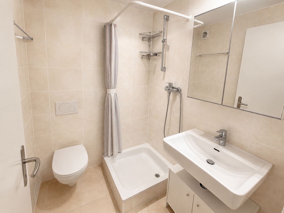 Salle de douche moderne avec douche et lavabo. Salle de douche moderne avec douche et lavabo.