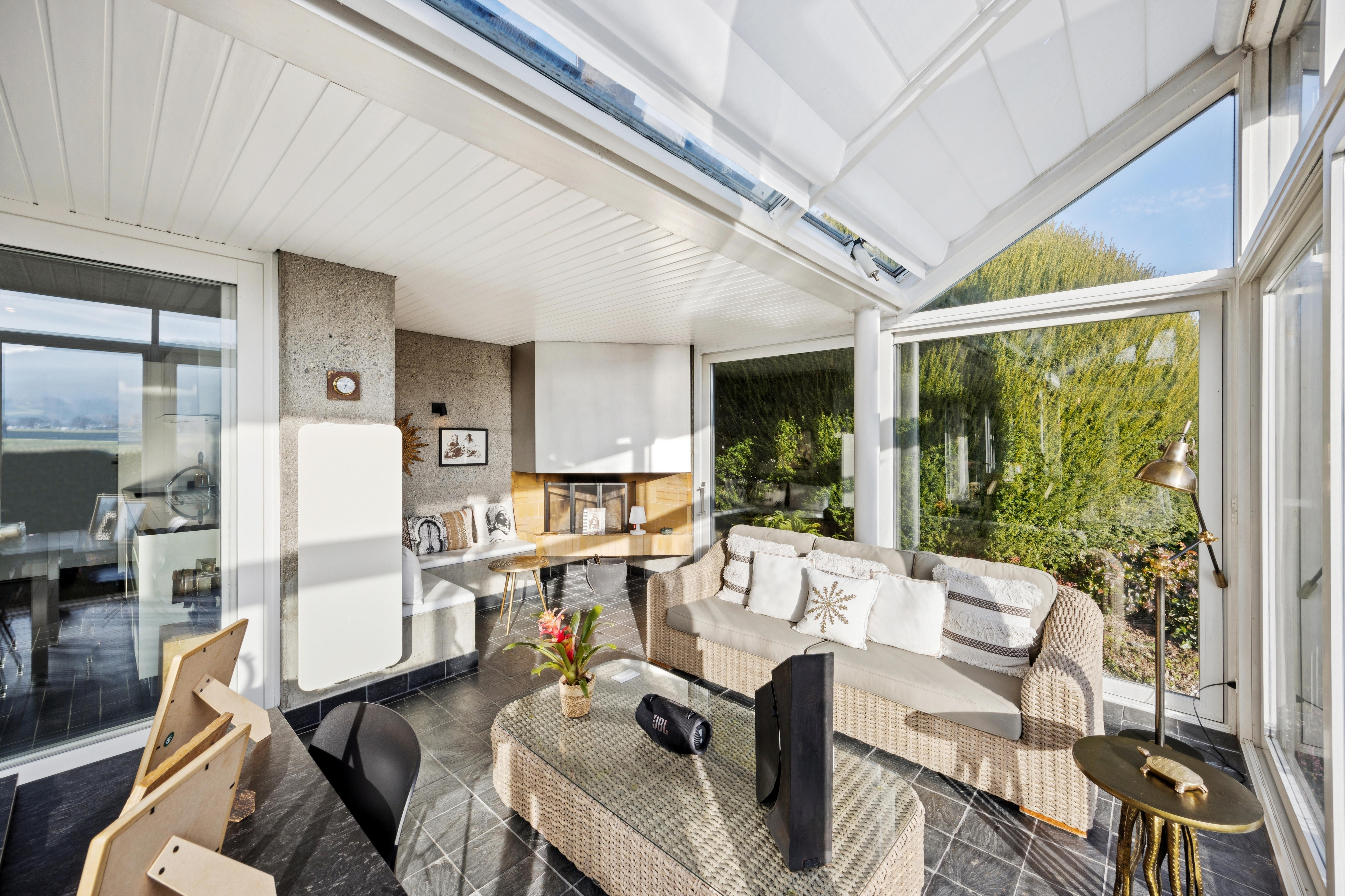 Spacieuse véranda avec cheminée Spacieuse véranda avec cheminée