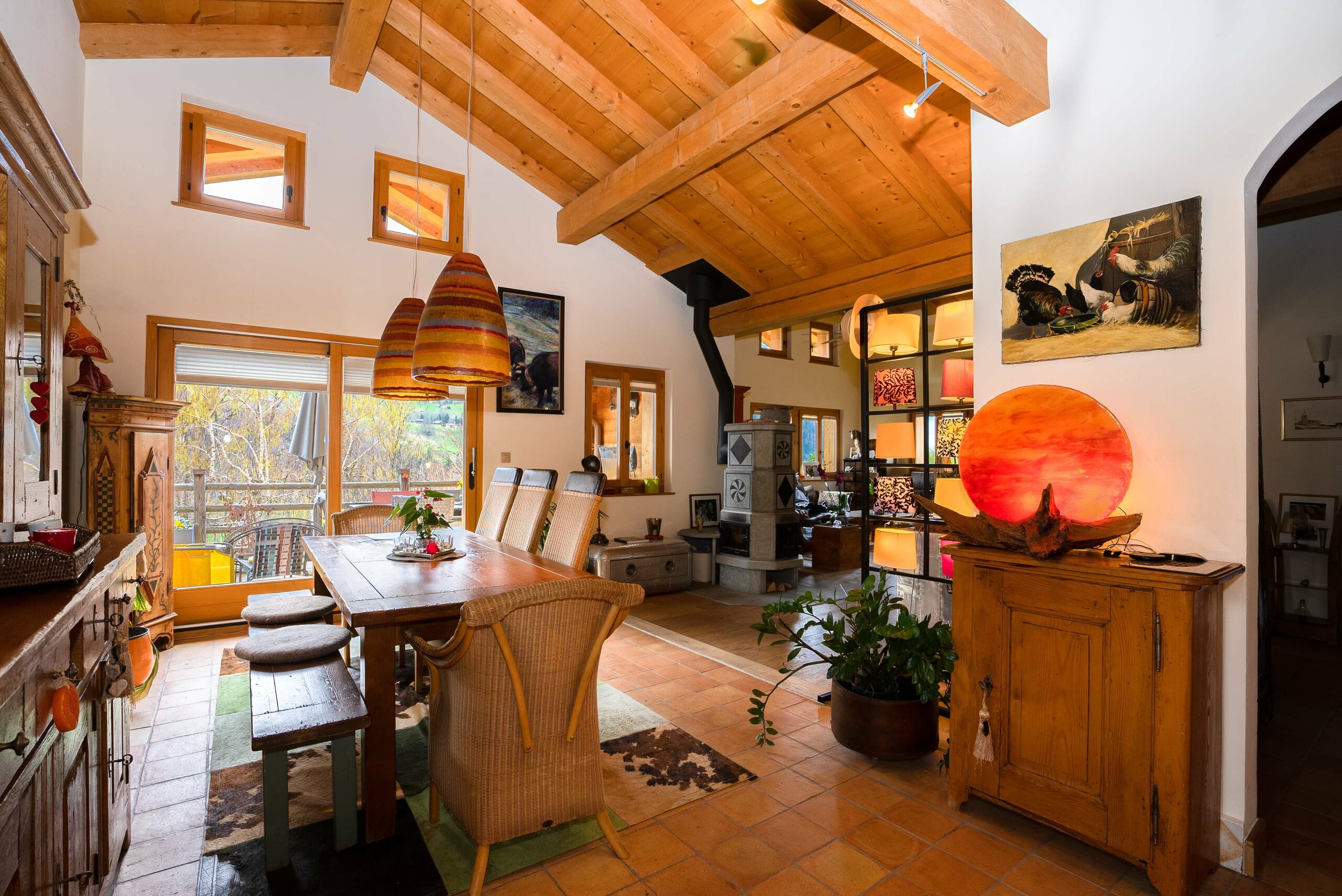 Vue intérieure salle à manger avec cheminée – Chalet La Tsombe à vendre Verbier