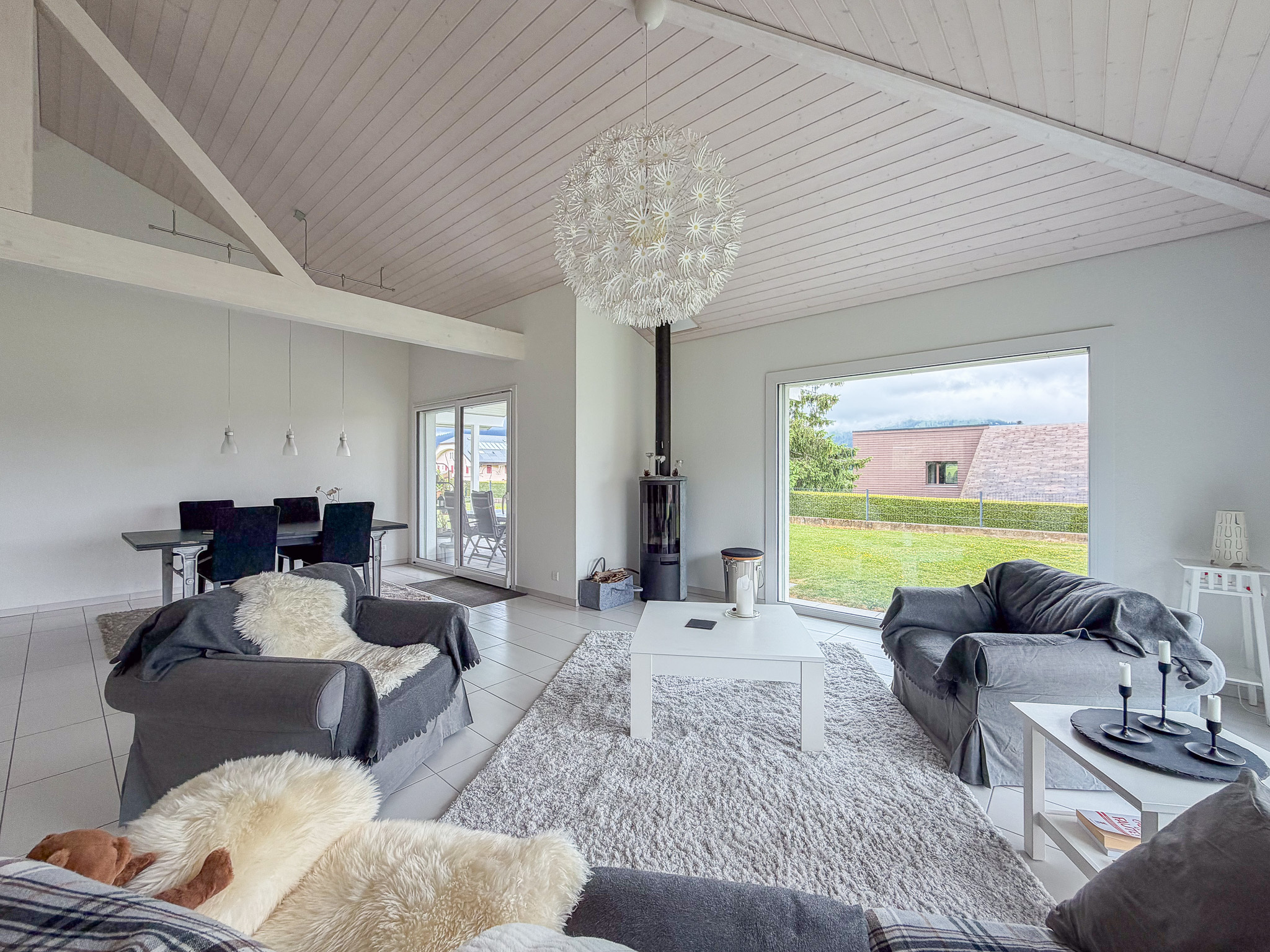 Pièce à vivre avec grande hauteur sous-plafond avec poêle à bois Pièce à vivre avec grande hauteur sous-plafond avec poêle à bois