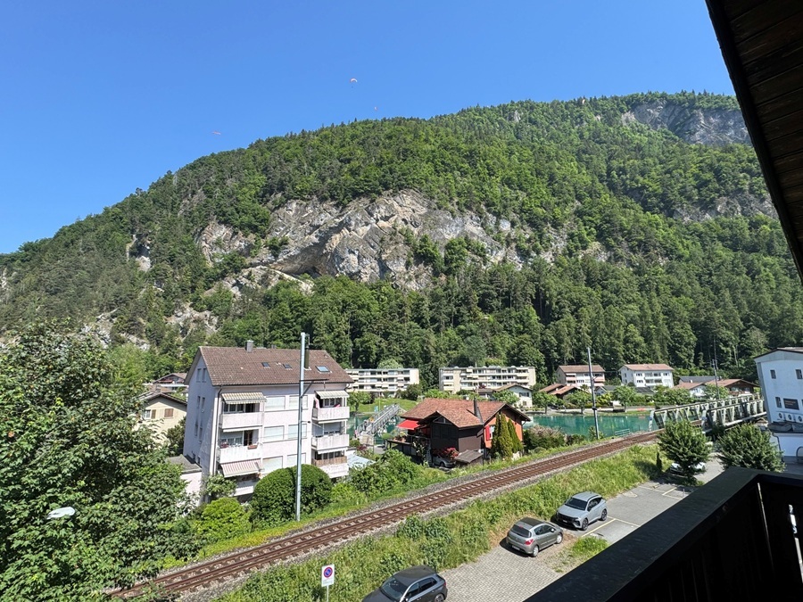 Aussicht ab Westbalkon in die Berge und auf die Aare Aussicht ab Westbalkon in die Berge und auf die Aare