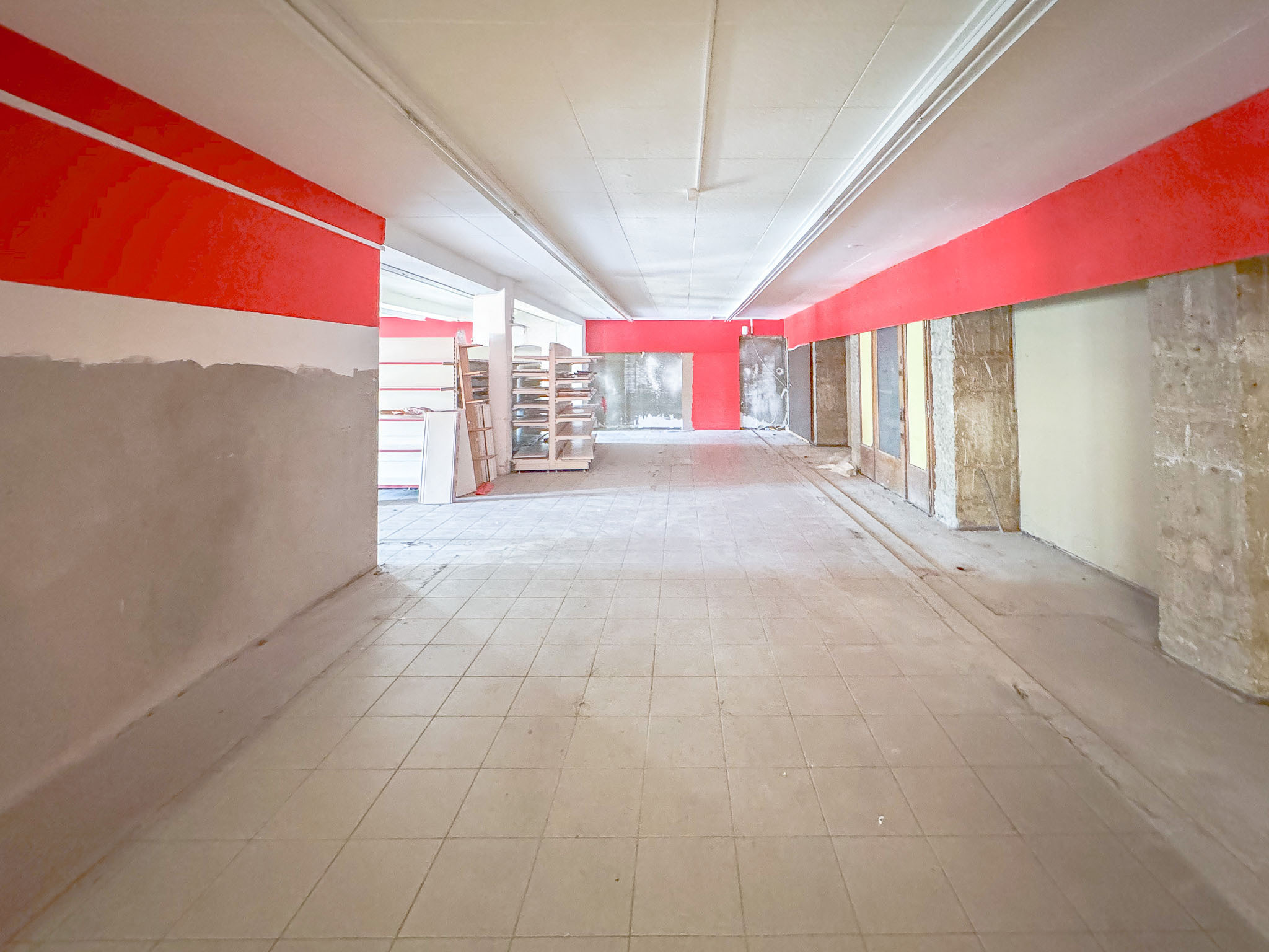 Locaux commerciaux avec sanitaire et monte-charge Locaux commerciaux avec sanitaire et monte-charge