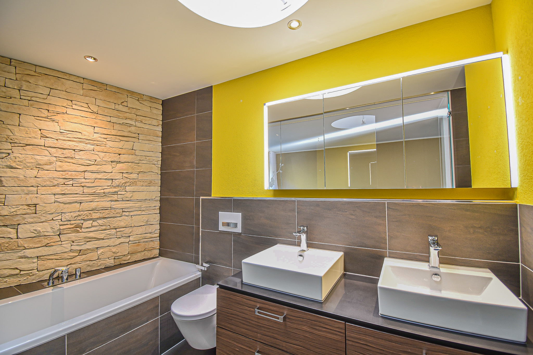 En-Suite-Bad mit Badewanne und Dusche