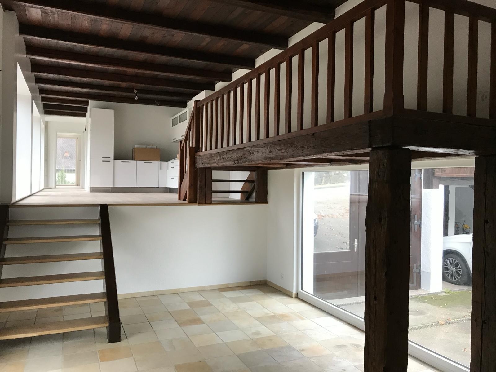 Un bel espace en mezzanine souligné par des poutres apparentes Un bel espace en mezzanine souligné par des poutres apparentes