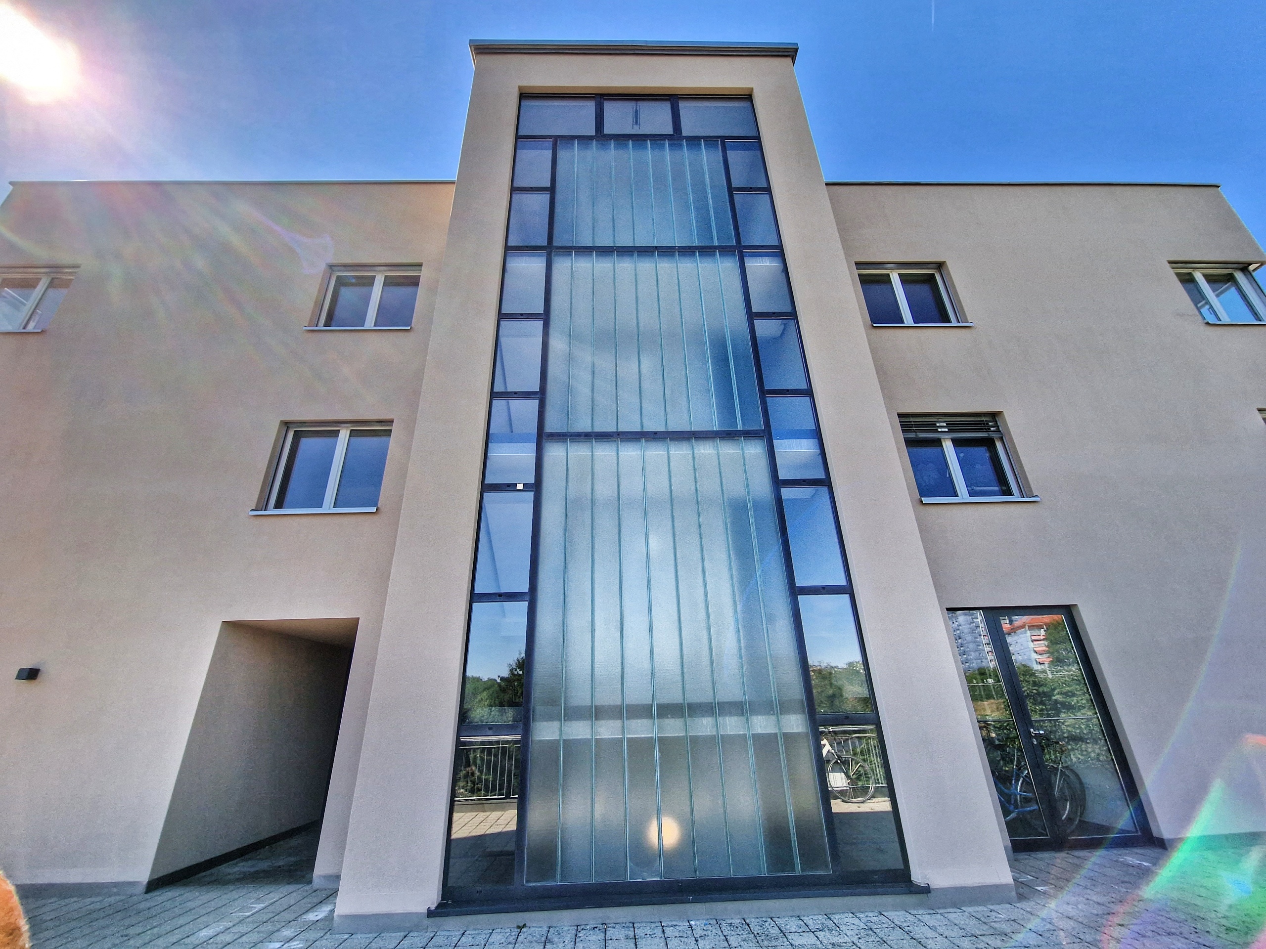 Nouvelle façade Nord (rénovée) avec entrée principale