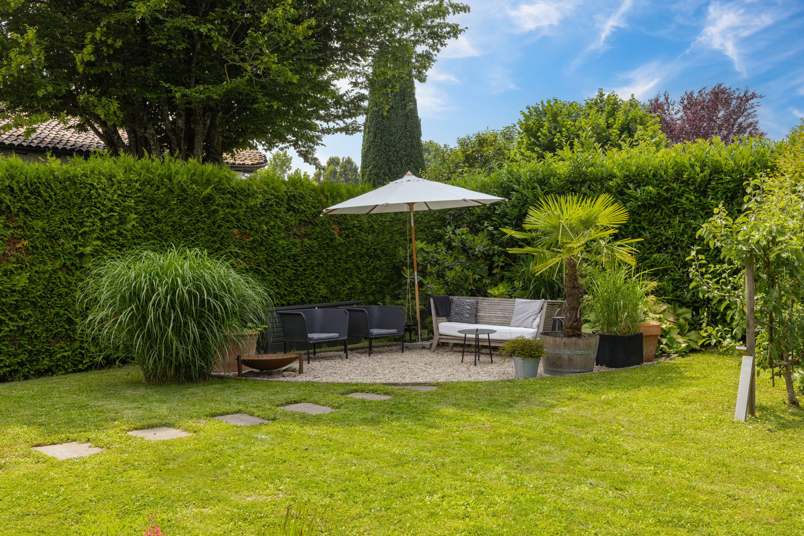 Différents espaces dans le jardin intime