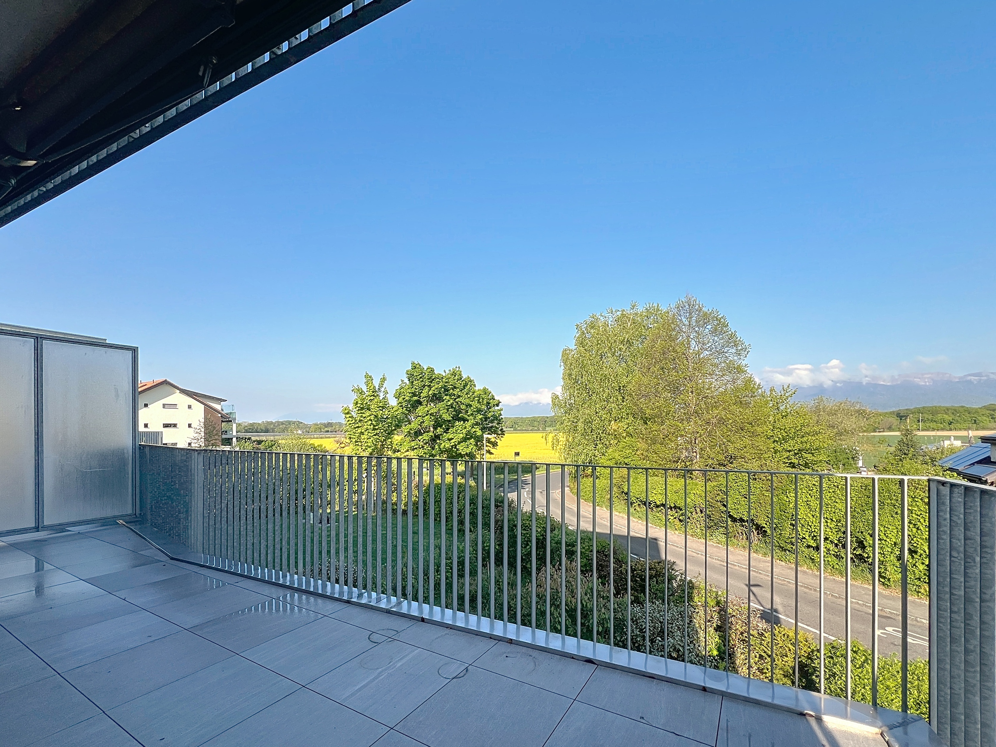 Terrasse exposée ouest avec vue lointaine