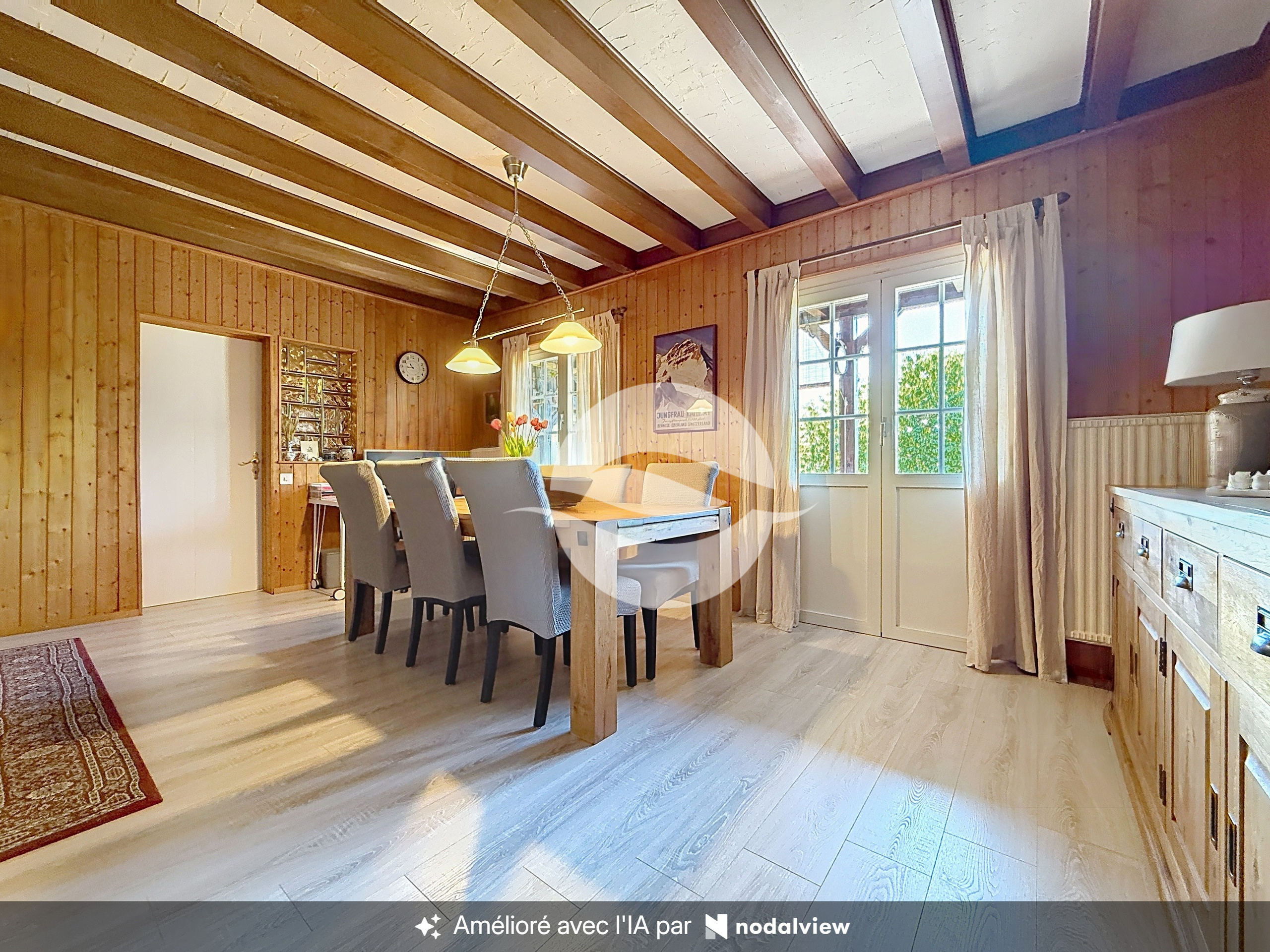 Salon ou salle à manger avec lit-armoire Salon ou salle à manger avec lit-armoire