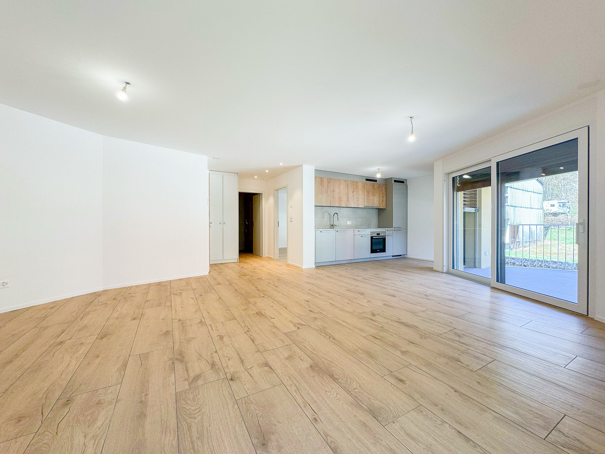 Grande et lumineuse pièce à vivre avec des portes-fenêtres permettant d'accéder au balcon Grande et lumineuse pièce à vivre avec des portes-fenêtres permettant d'accéder au balcon