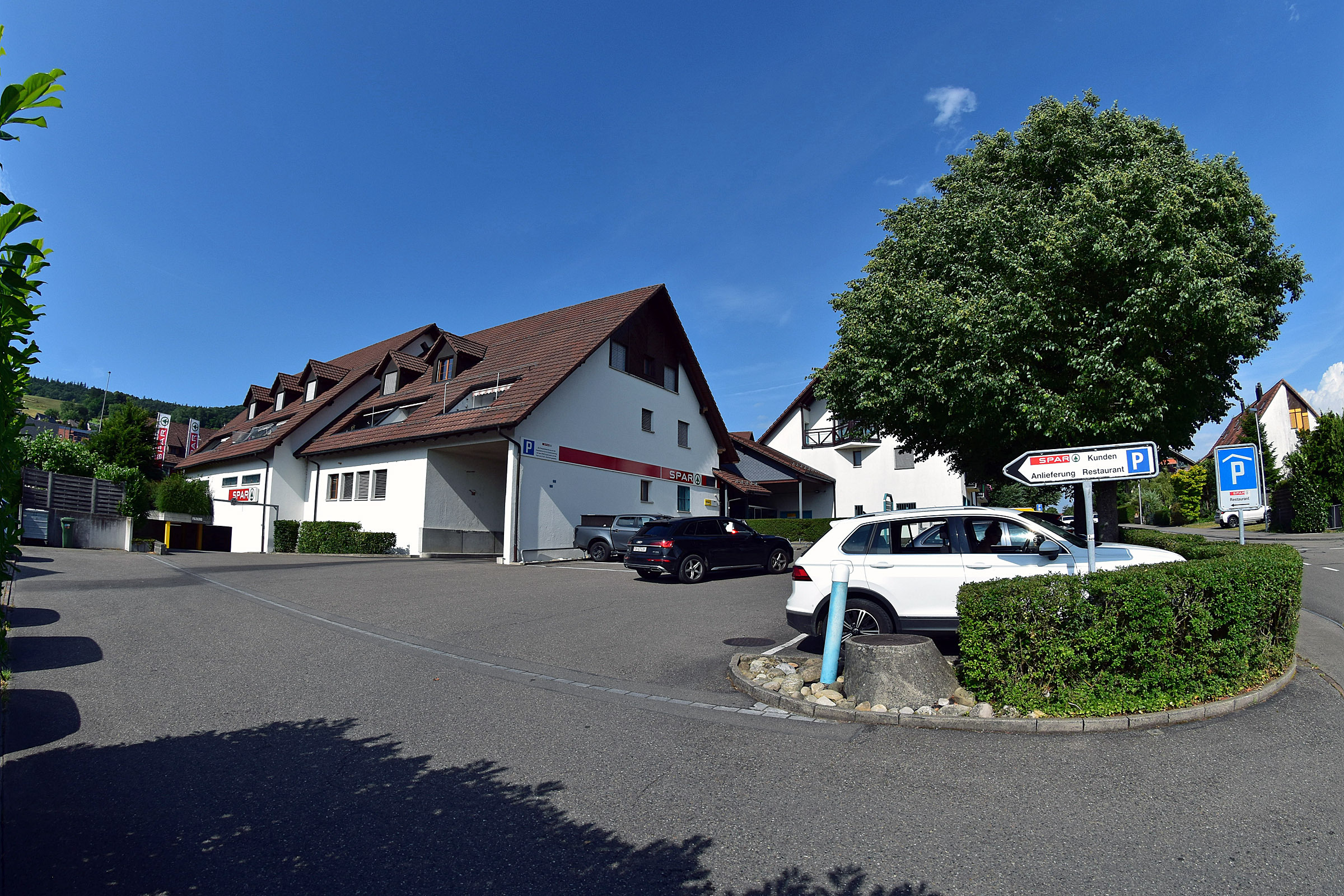 Zufahrt mit Kundenparkplätzen Zufahrt mit Kundenparkplätzen