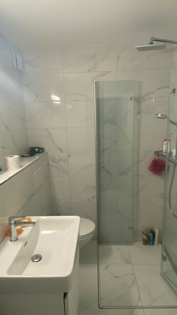1.5 Zi. Wohnung im 1.OG, Bad mit Dusche,WC,Lavabo