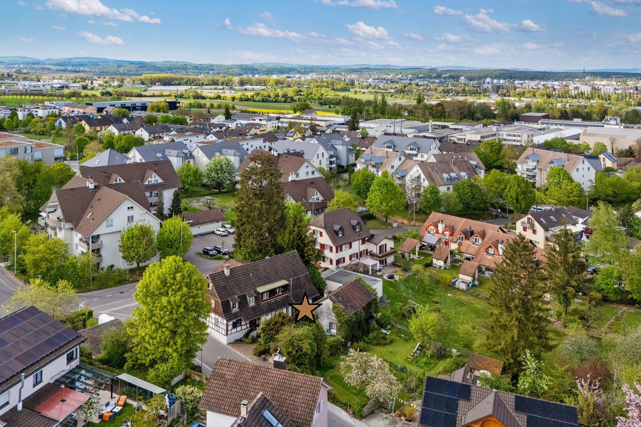 Rares Bauland mit bestehendem Immobilienbestand. Rares Bauland mit bestehendem Immobilienbestand.