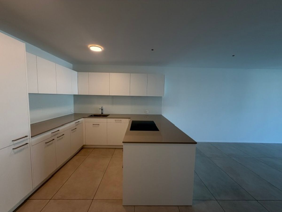Moderne Küche mit Eckarbeitsplatte und weissen Schränken. Moderne Küche mit Eckarbeitsplatte und weissen Schränken.