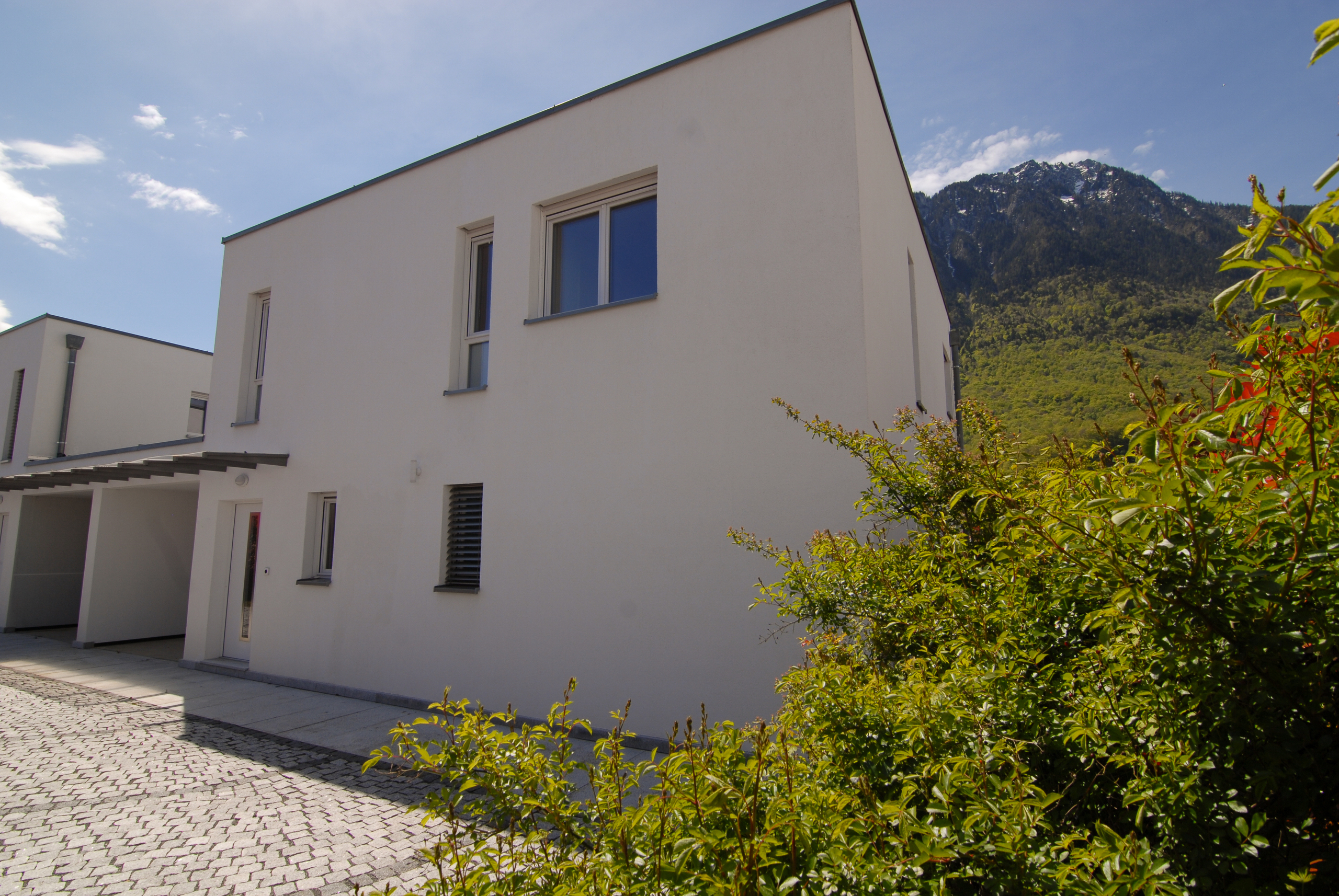 Maison côté porte d'entrée
