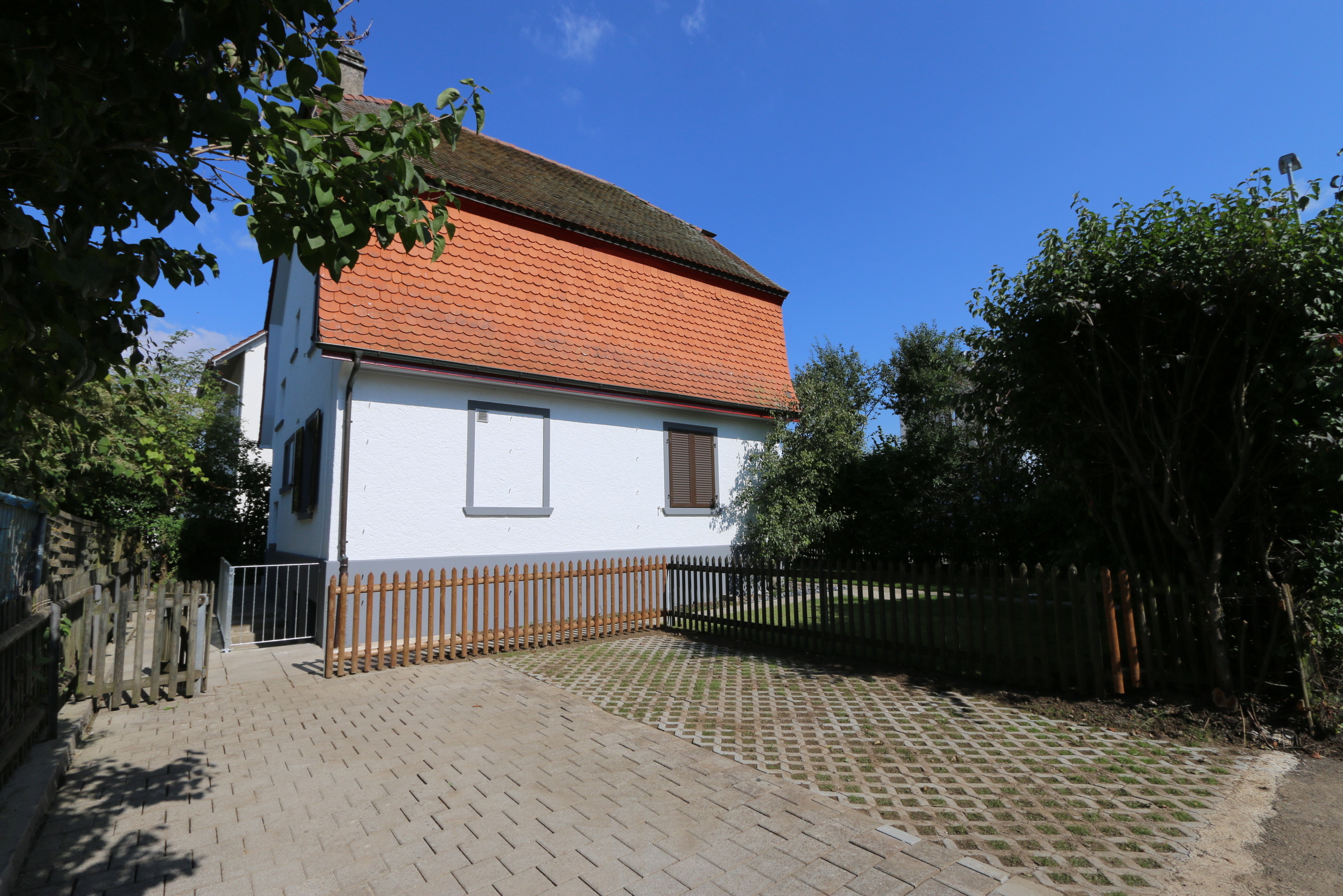 den Bewohnern stehen 2 Aussenparkplätze zur Verfügung