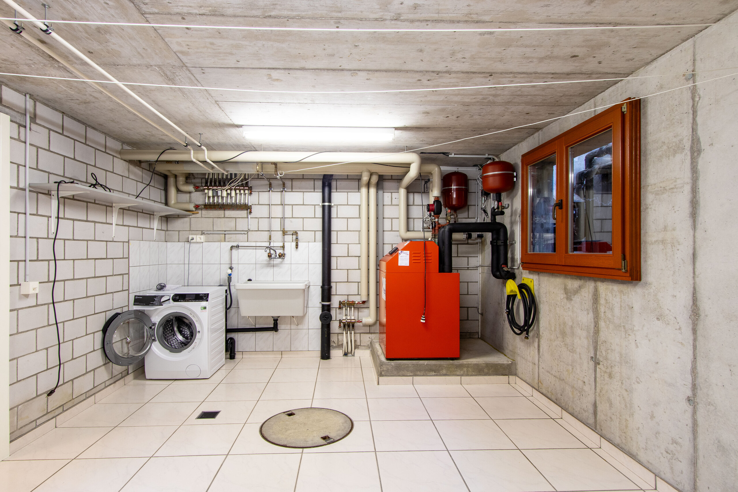 Sous-sol: buanderie / chauffage Sous-sol: buanderie / chauffage