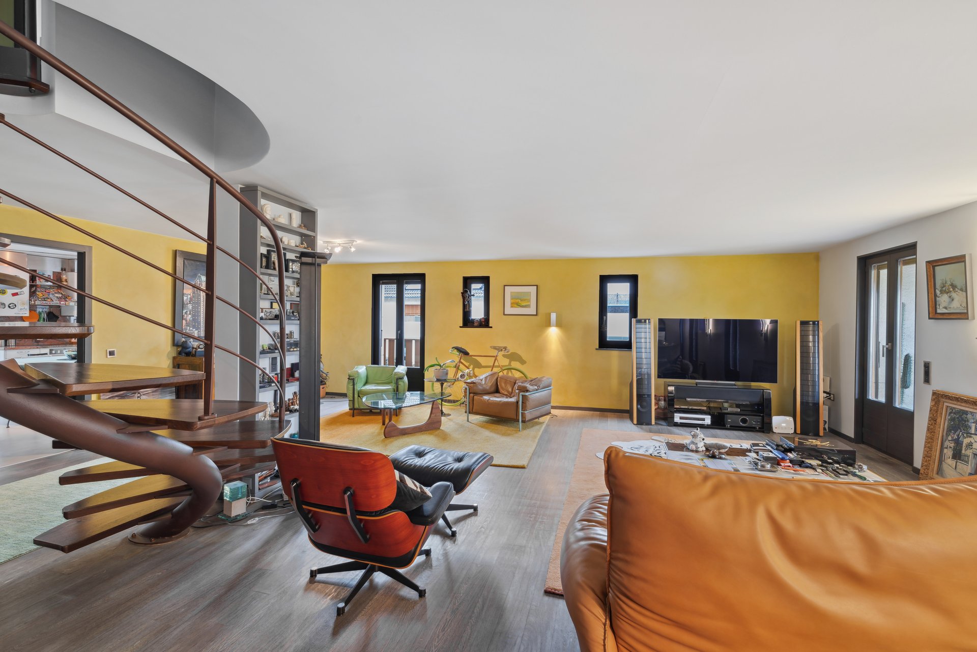 Salon avec accès vers la balcon