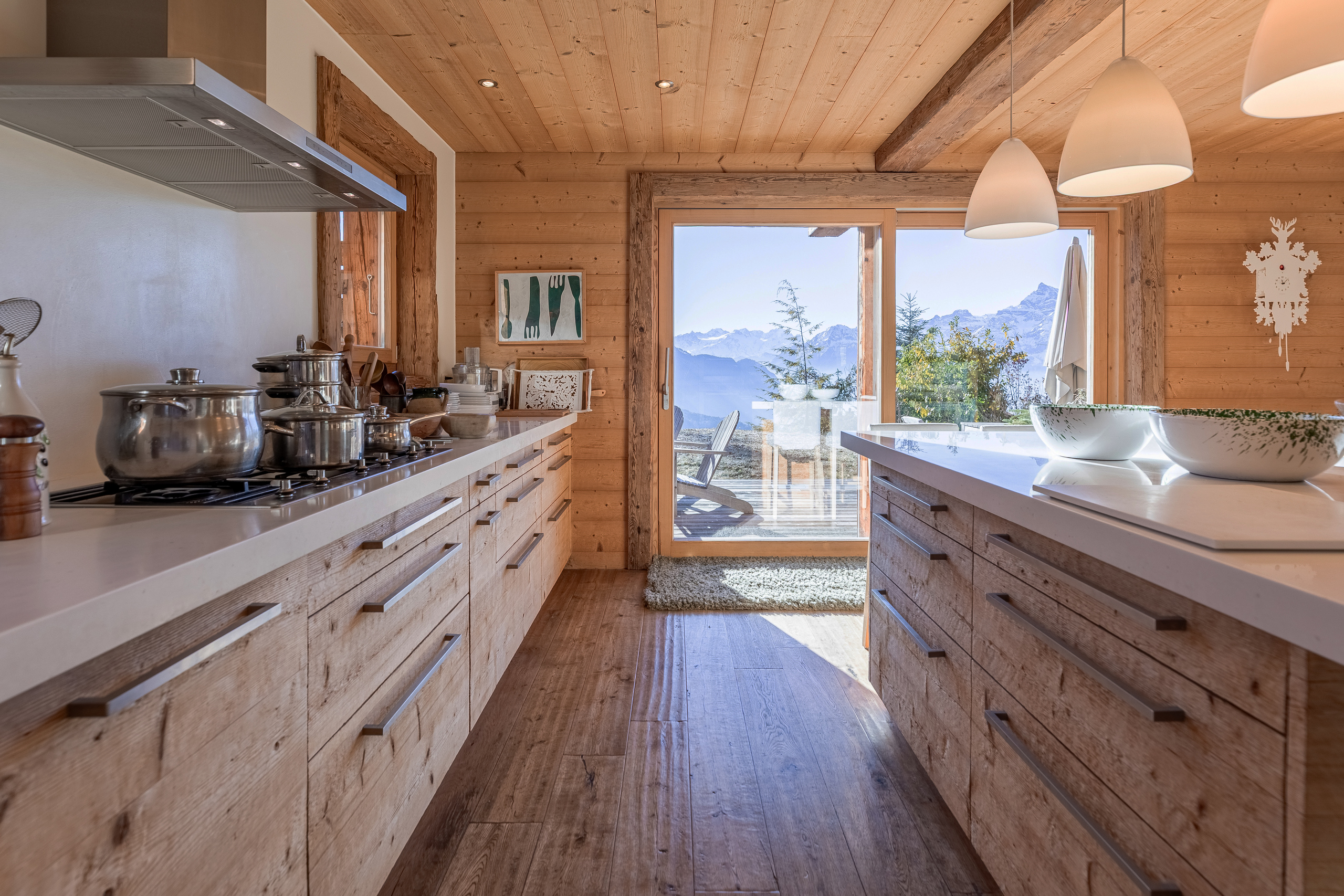 une cuisine avec une grande fenêtre et un évier