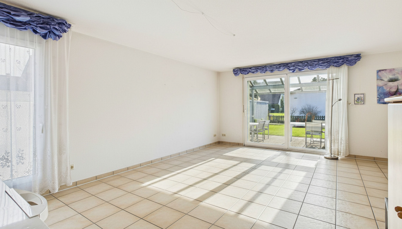 Essbereich mit Ausgang auf die Terrasse (Möblierung mit KI entfernt)