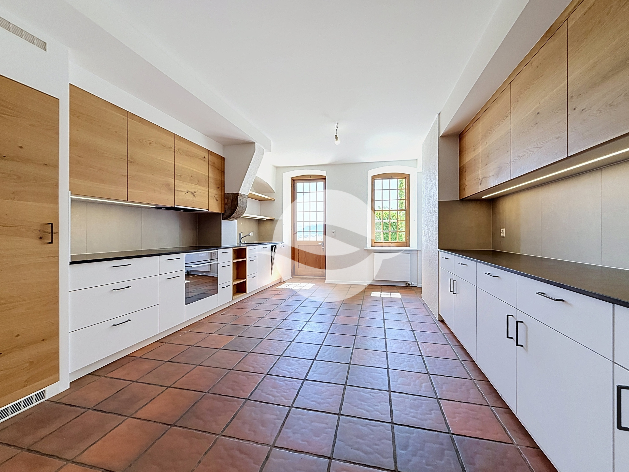 Cuisine équipée avec accès extérieur Cuisine équipée avec accès extérieur