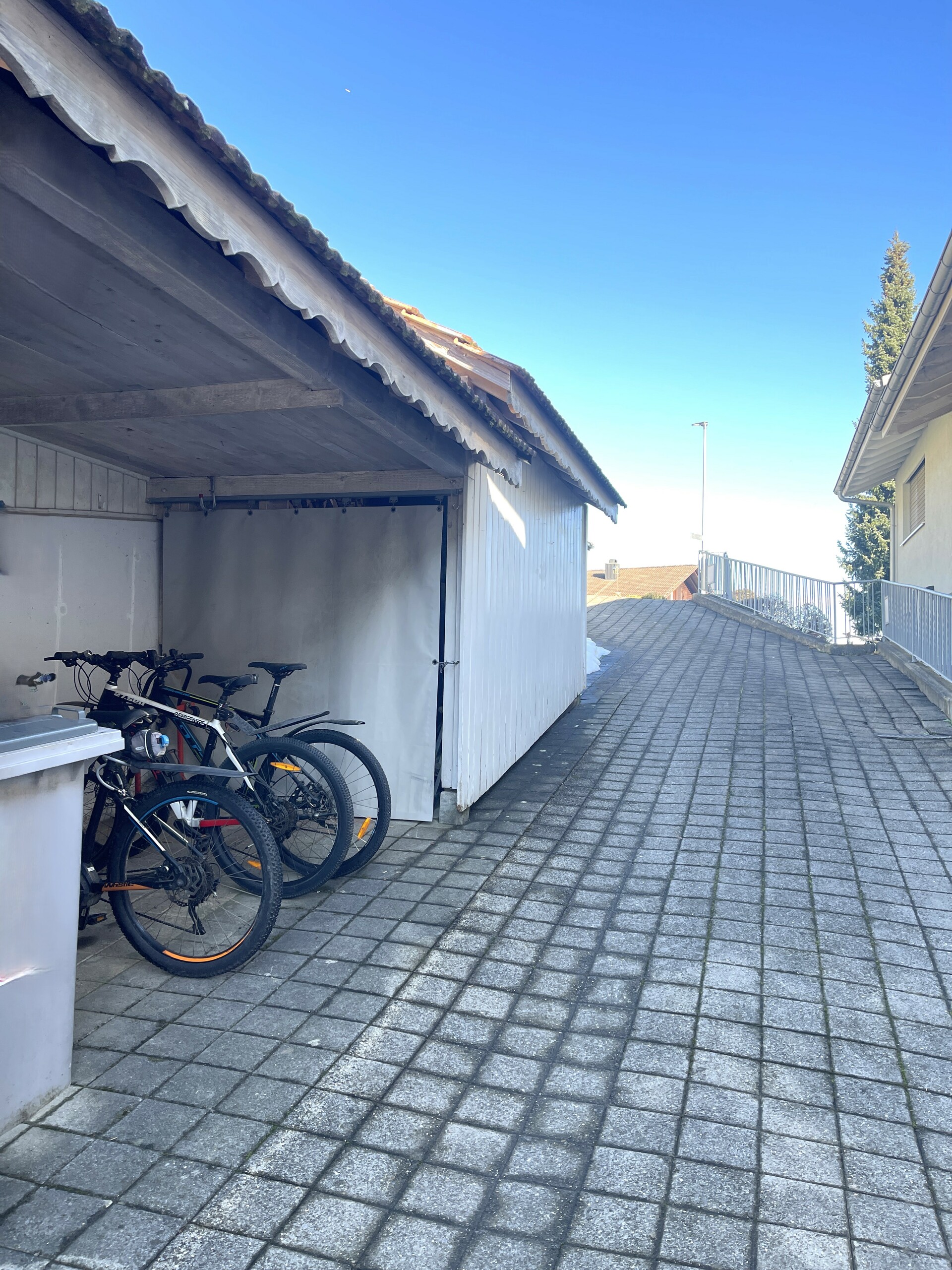 Eigener Velo-Carport und Reduit