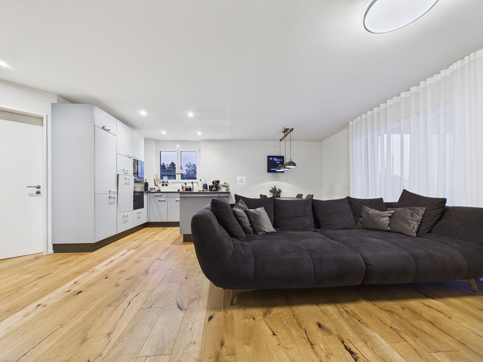 Wohnzimmer mit Essbereich und Küche