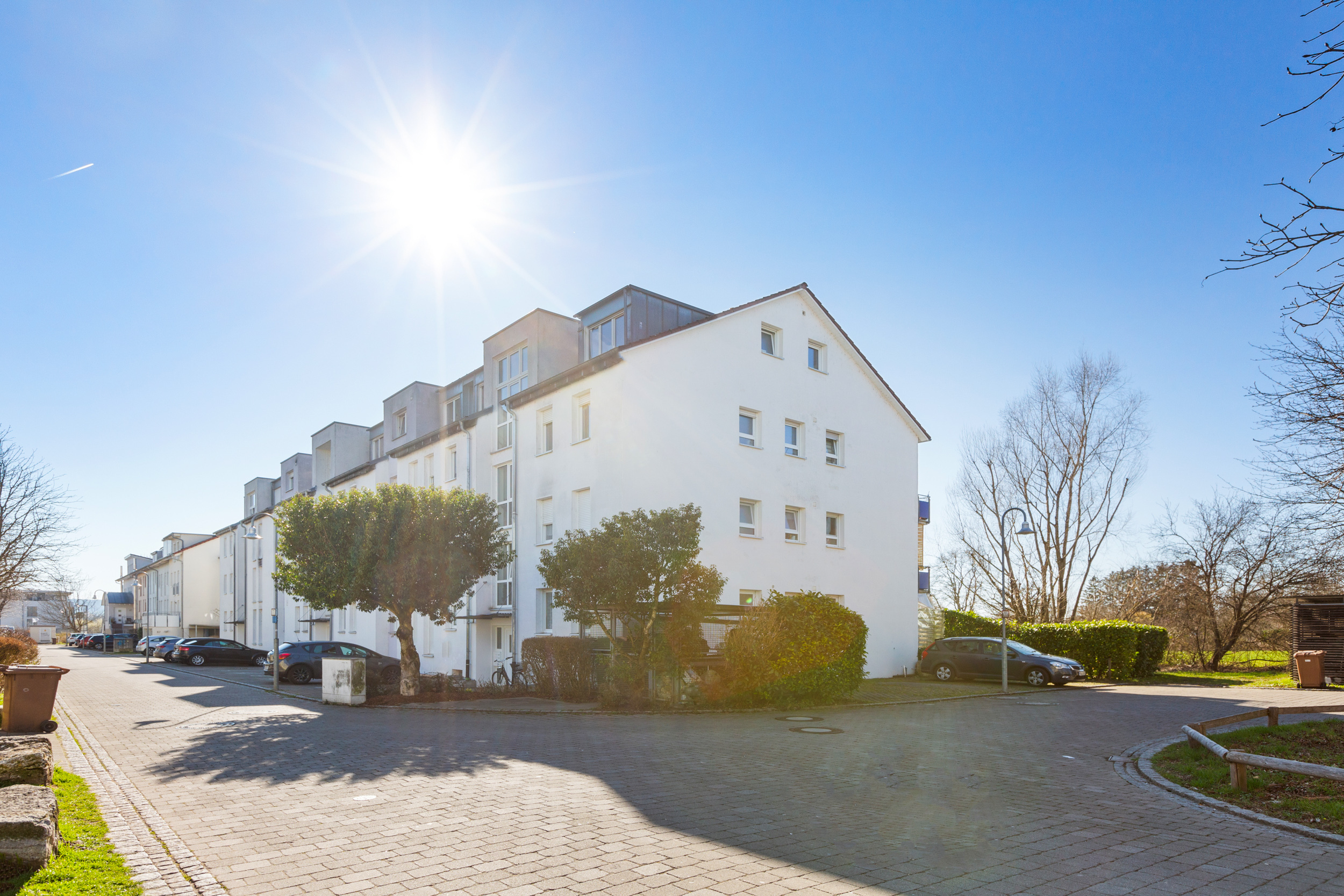 Gepflegte Gartenwohnung mit Blick ins Grün und einem Aussenstellplatz.