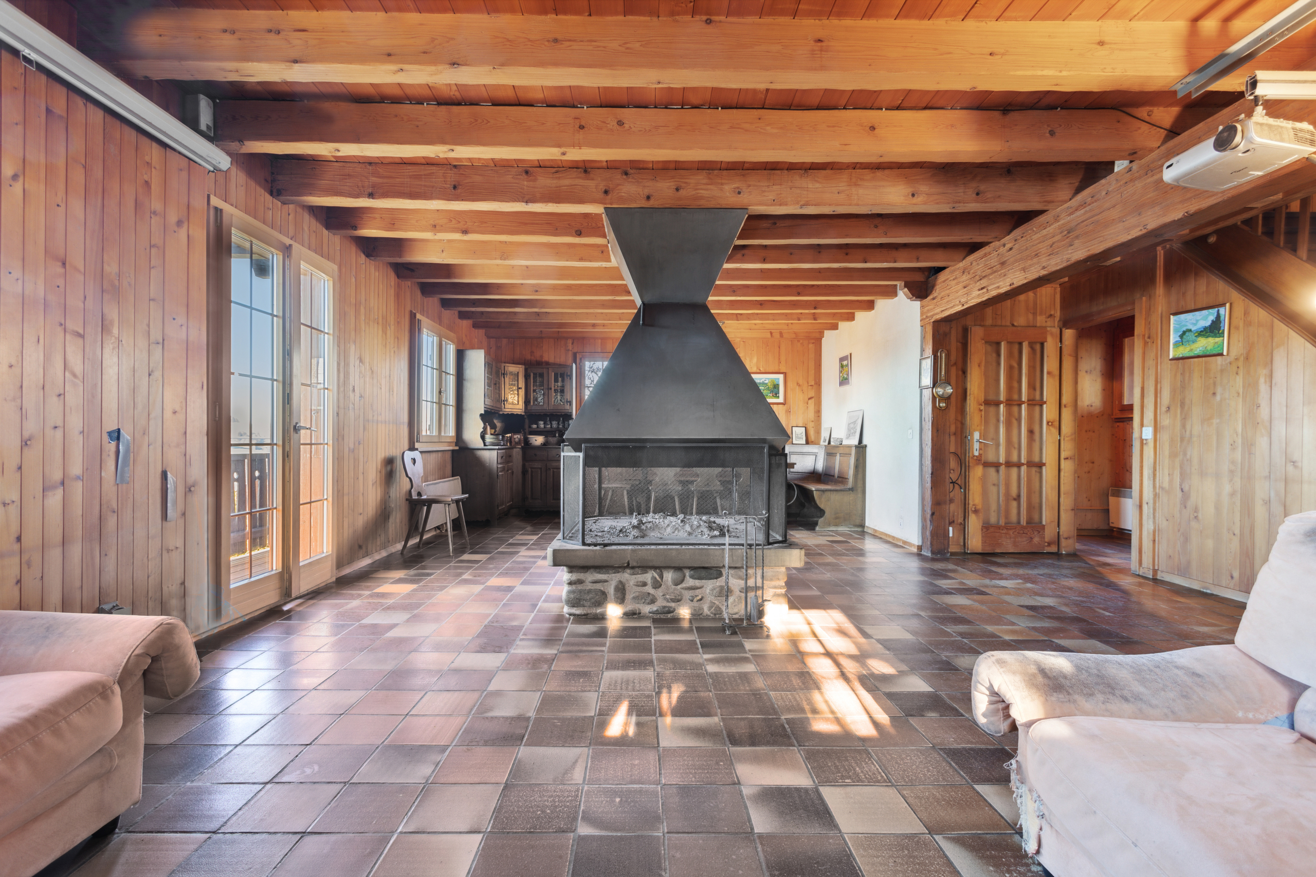 Wohnzimmer mit zentralem Kamin Wohnzimmer mit zentralem Kamin