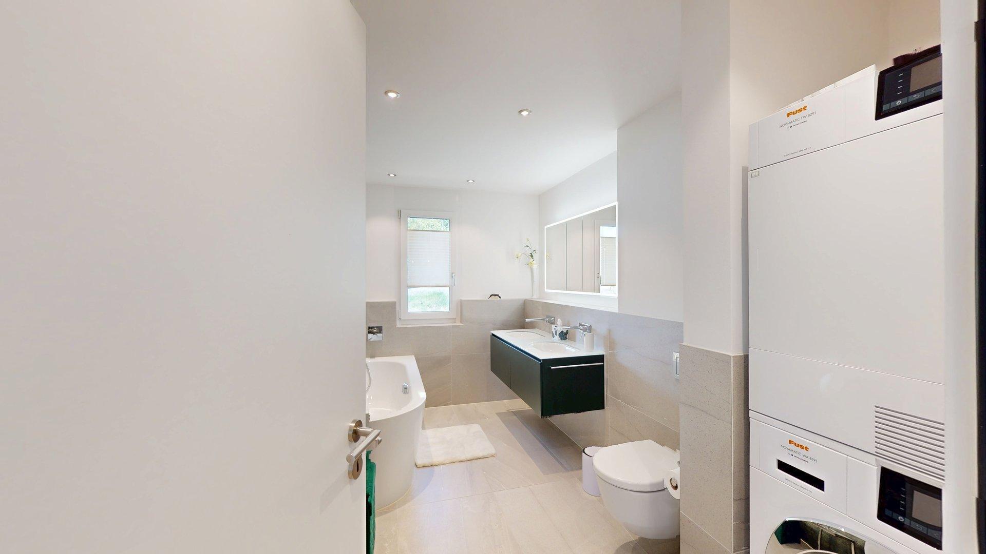 Badezimmer, Waschmaschine/Tumbler