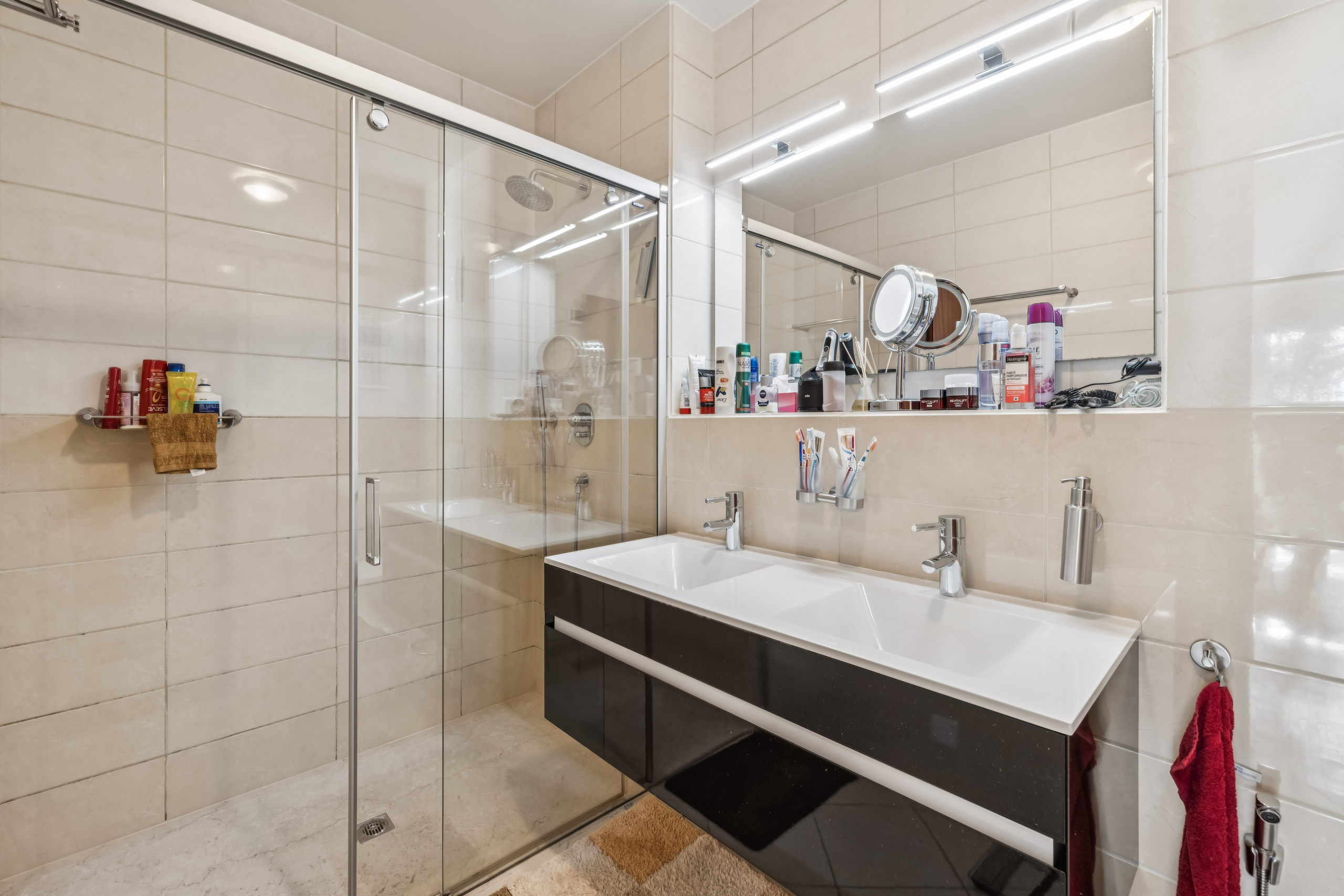 La salle de douche attenante de la suite parentale La salle de douche attenante de la suite parentale