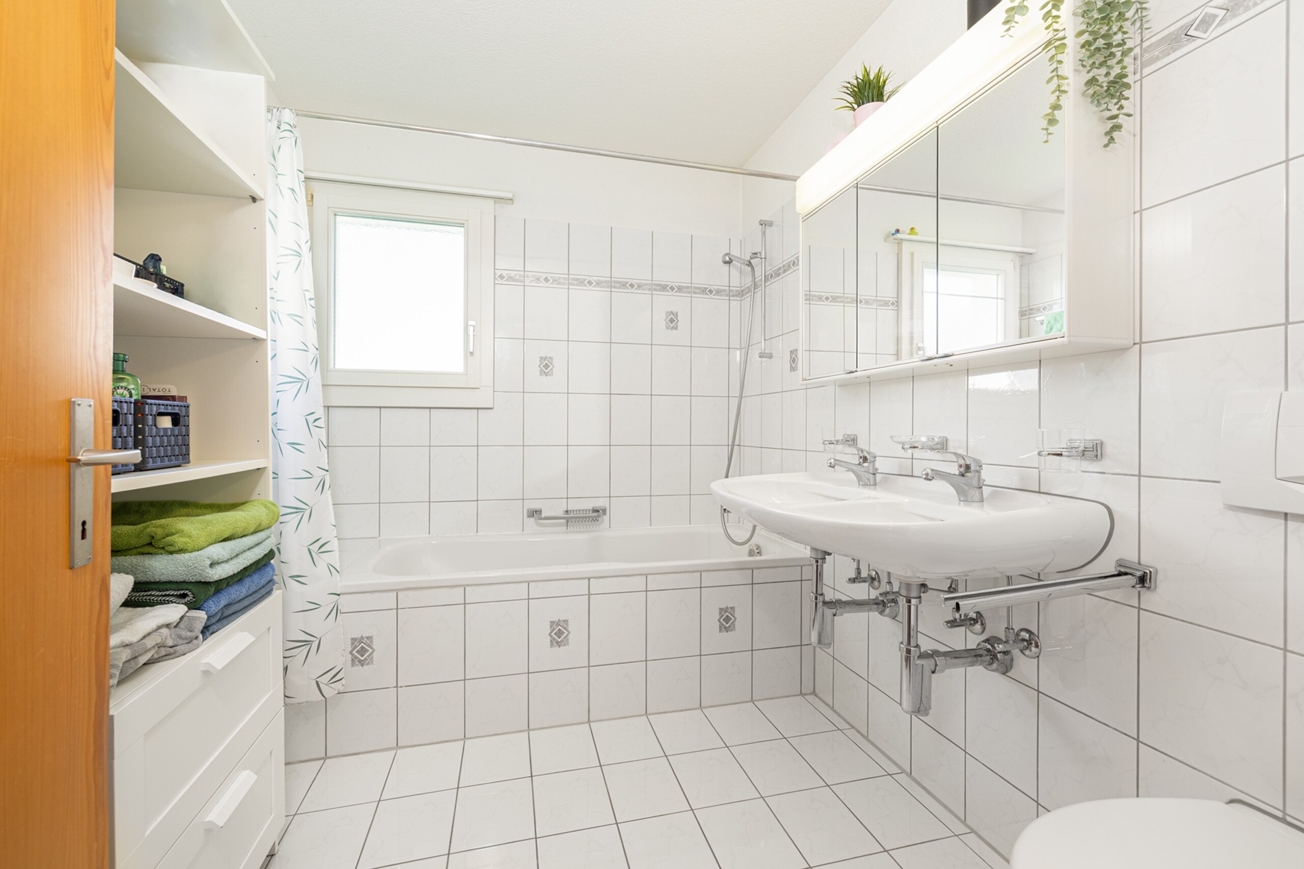 Nasszelle mit Badewanne im Obergeschoss