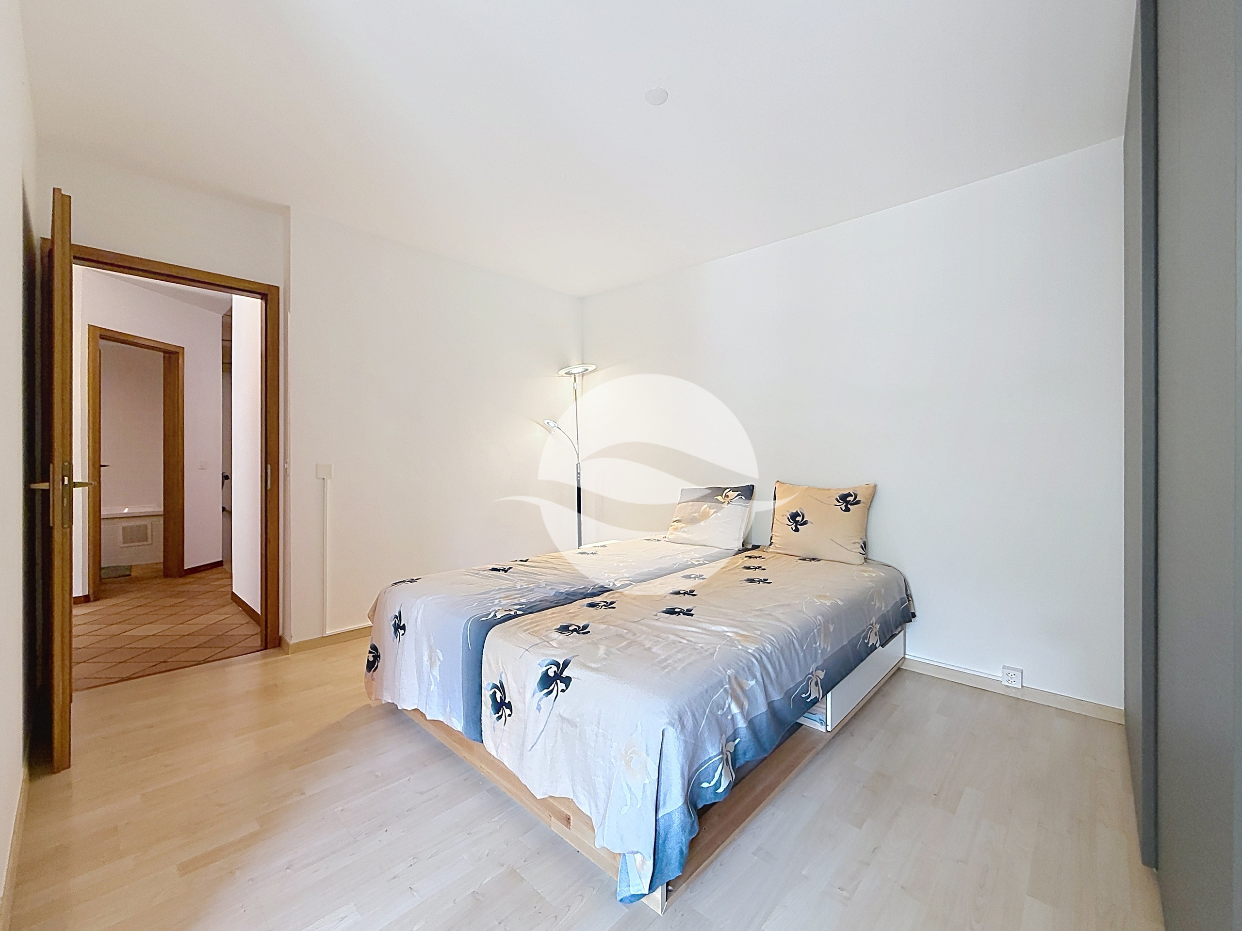 Rez Inférieur : 3ème chambre avec armoire et accès terrasse Rez Inférieur : 3ème chambre avec armoire et accès terrasse