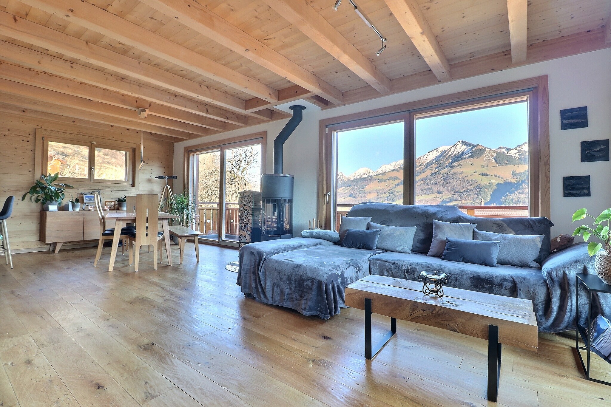 Spacieux living avec accès au balcon/terrasse Spacieux living avec accès au balcon/terrasse