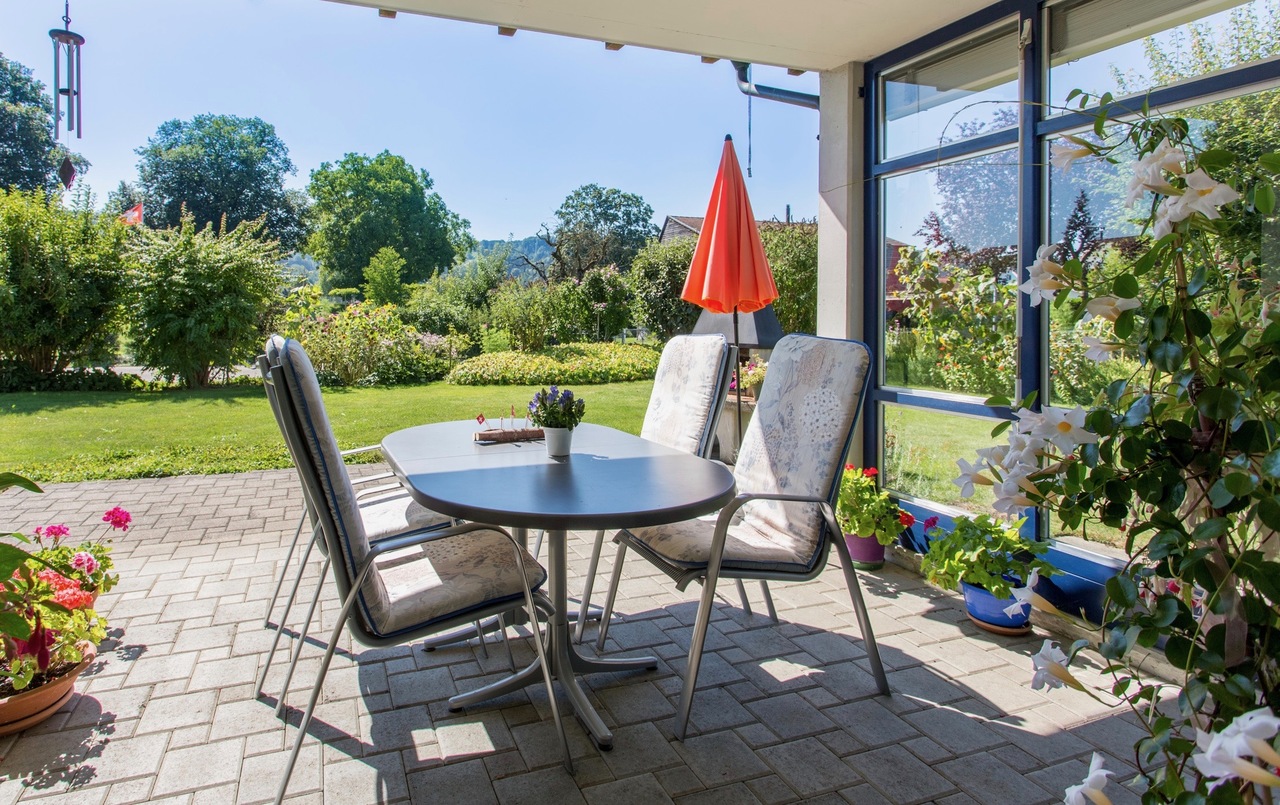 Schöner, gedeckter Sitzplatz Schöner, gedeckter Sitzplatz