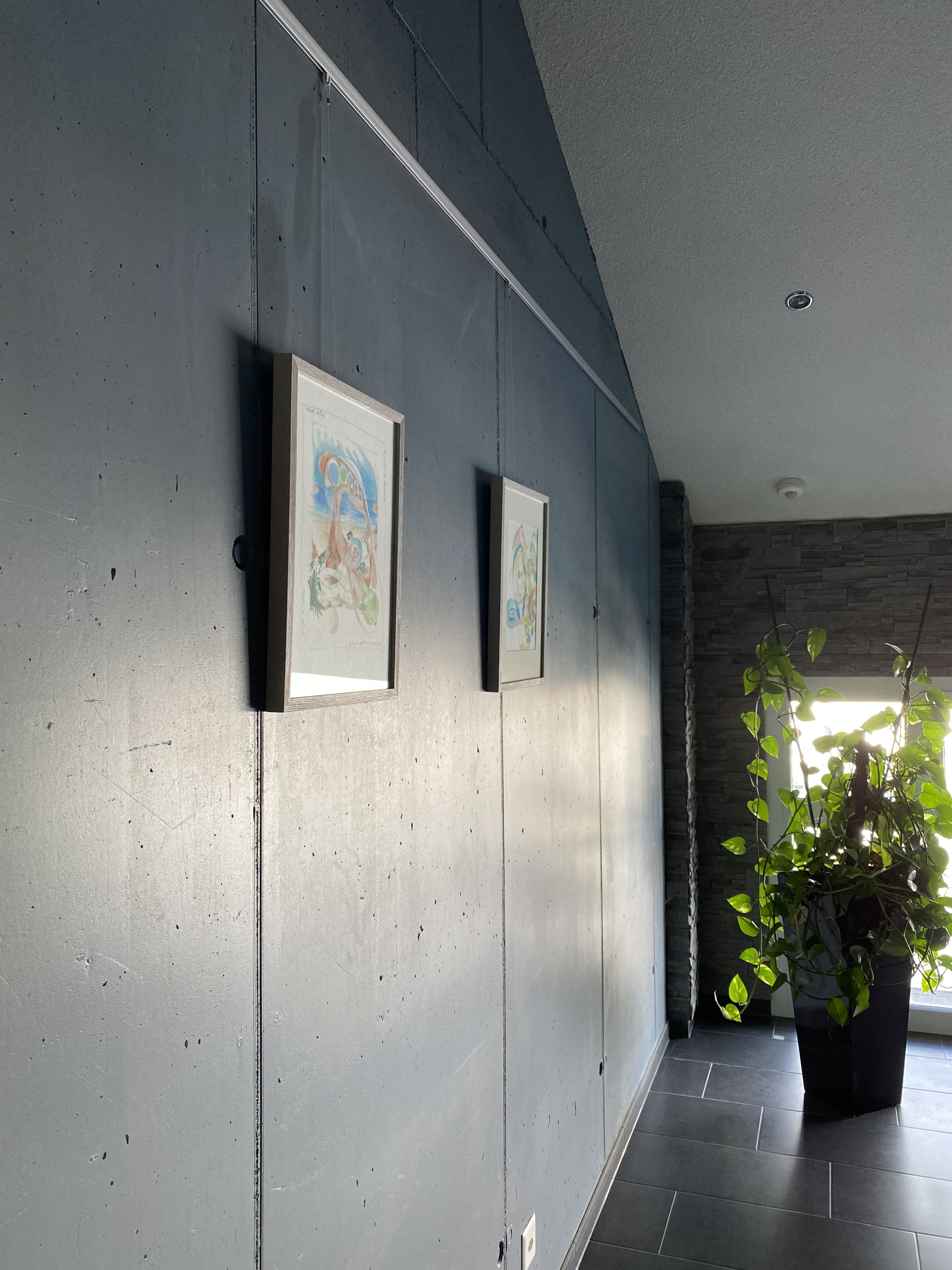 Exposition de tableau dans les couloirs