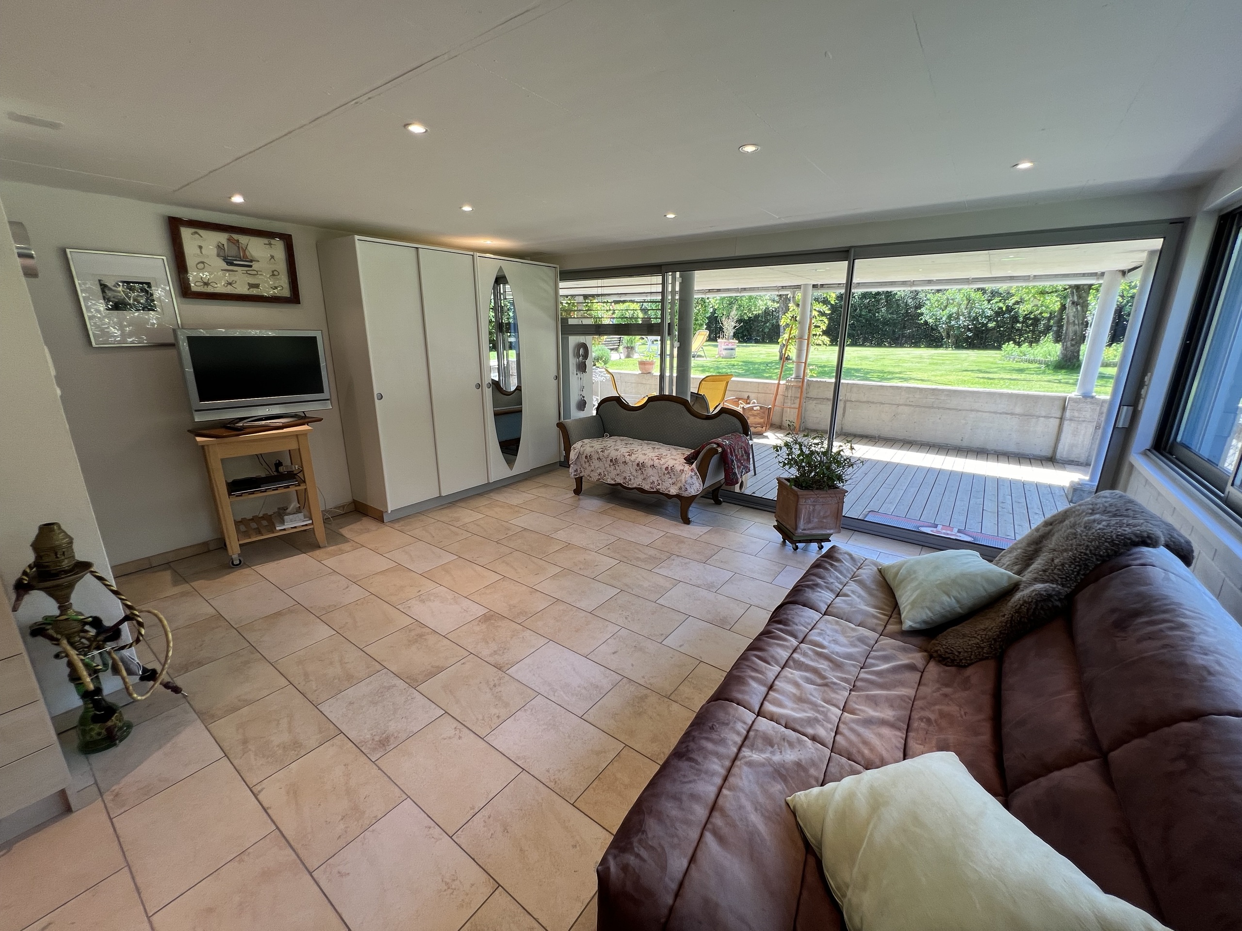 Relaxation area with direct access to the covered terrace Relaxation area with direct access to the covered terrace