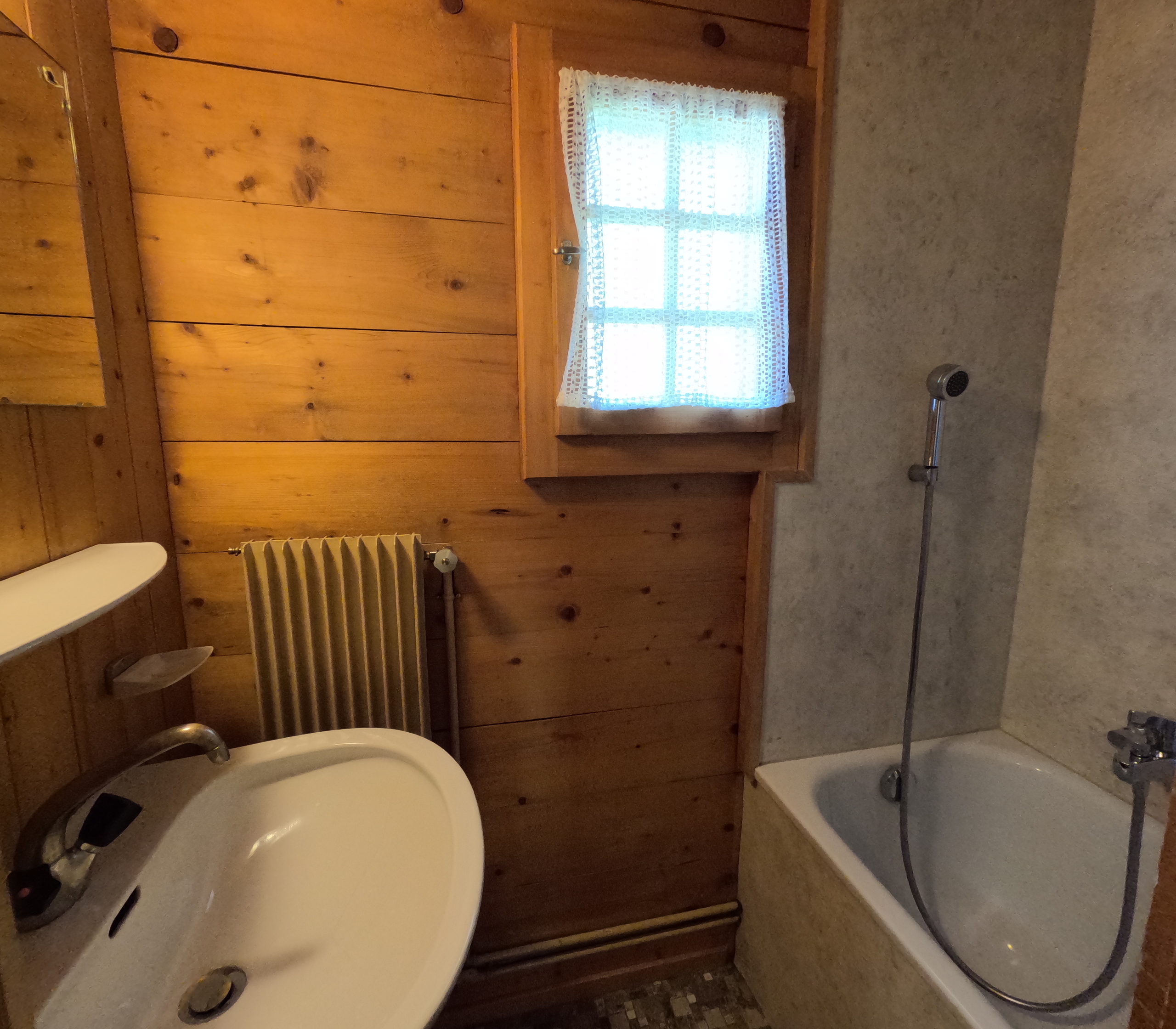 Salle d'eau à l'étage avec baignoire et lavabo Salle d'eau à l'étage avec baignoire et lavabo