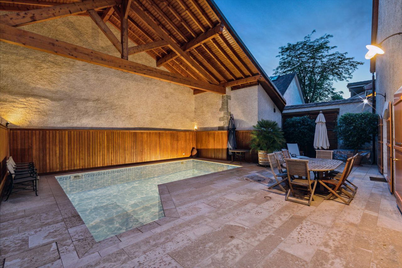 Cour arrière avec piscine et grande terrasse Cour arrière avec piscine et grande terrasse