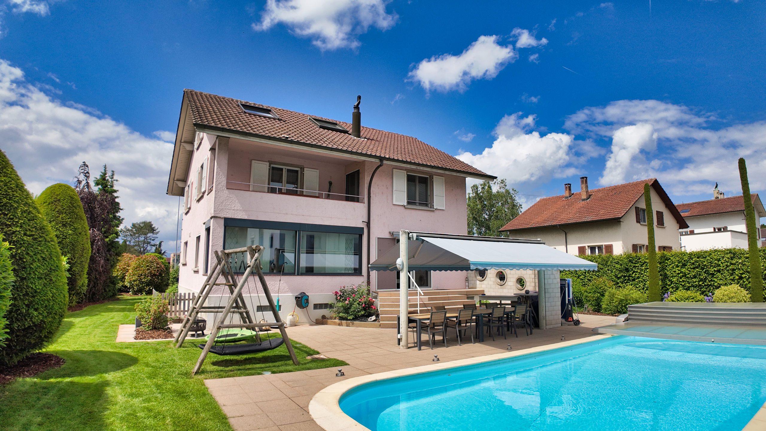 Vue extérieure - terrasse  Vue extérieure - terrasse