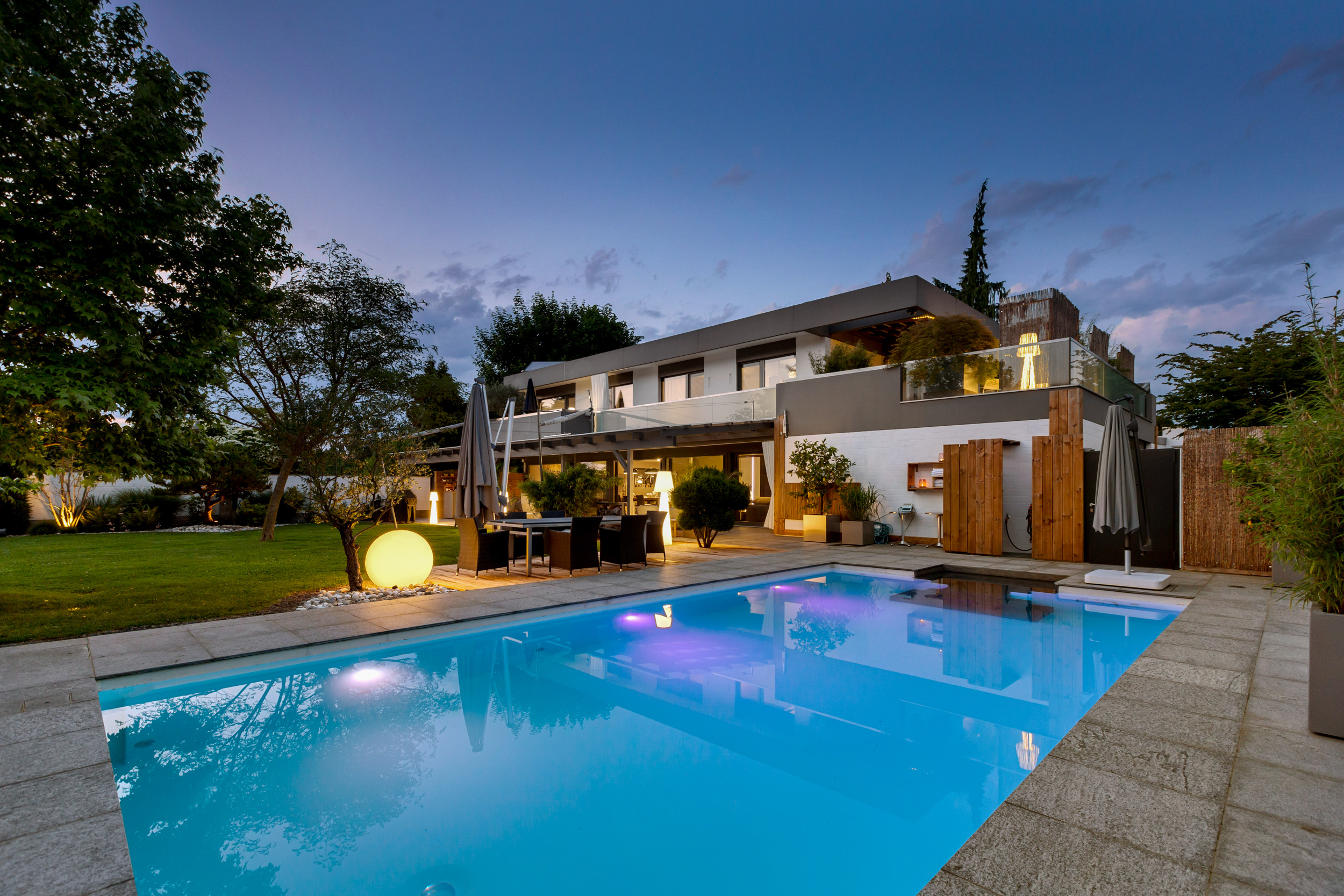 Der herrliche Aussenbereich begeistert mit Swimmingpool.