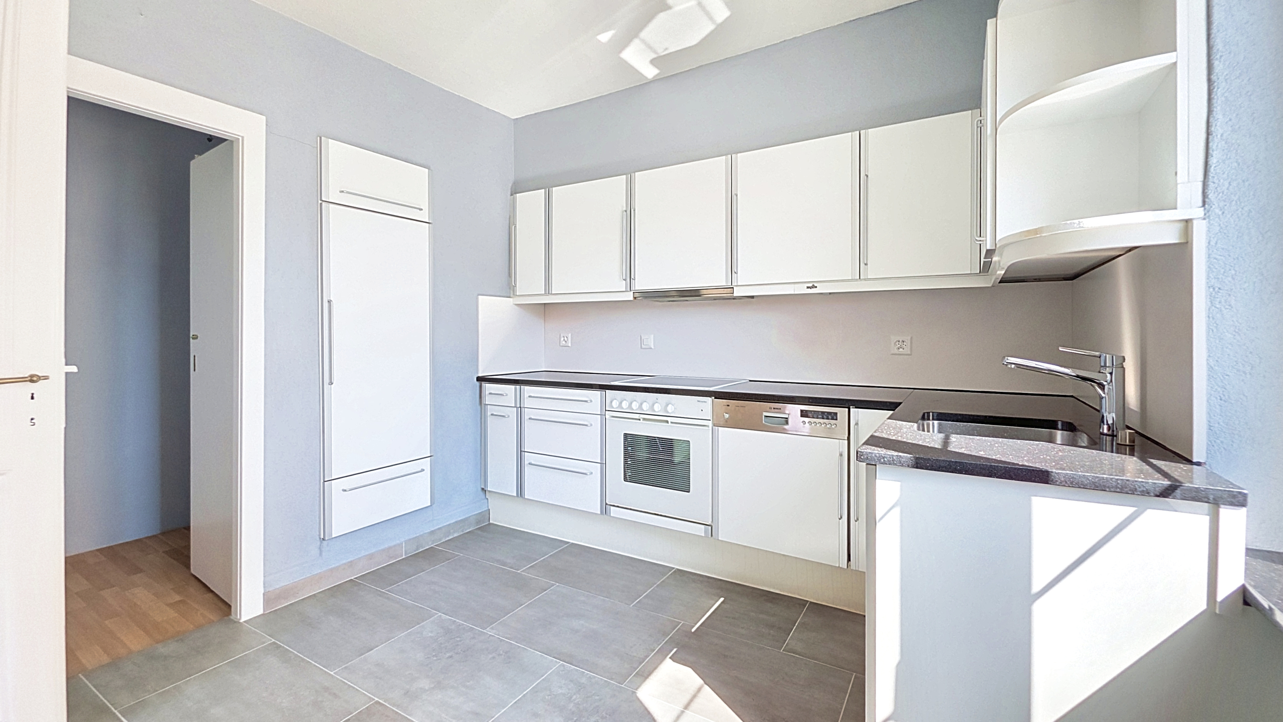 Appartement  4 pces 1er étage - cuisine avec économat