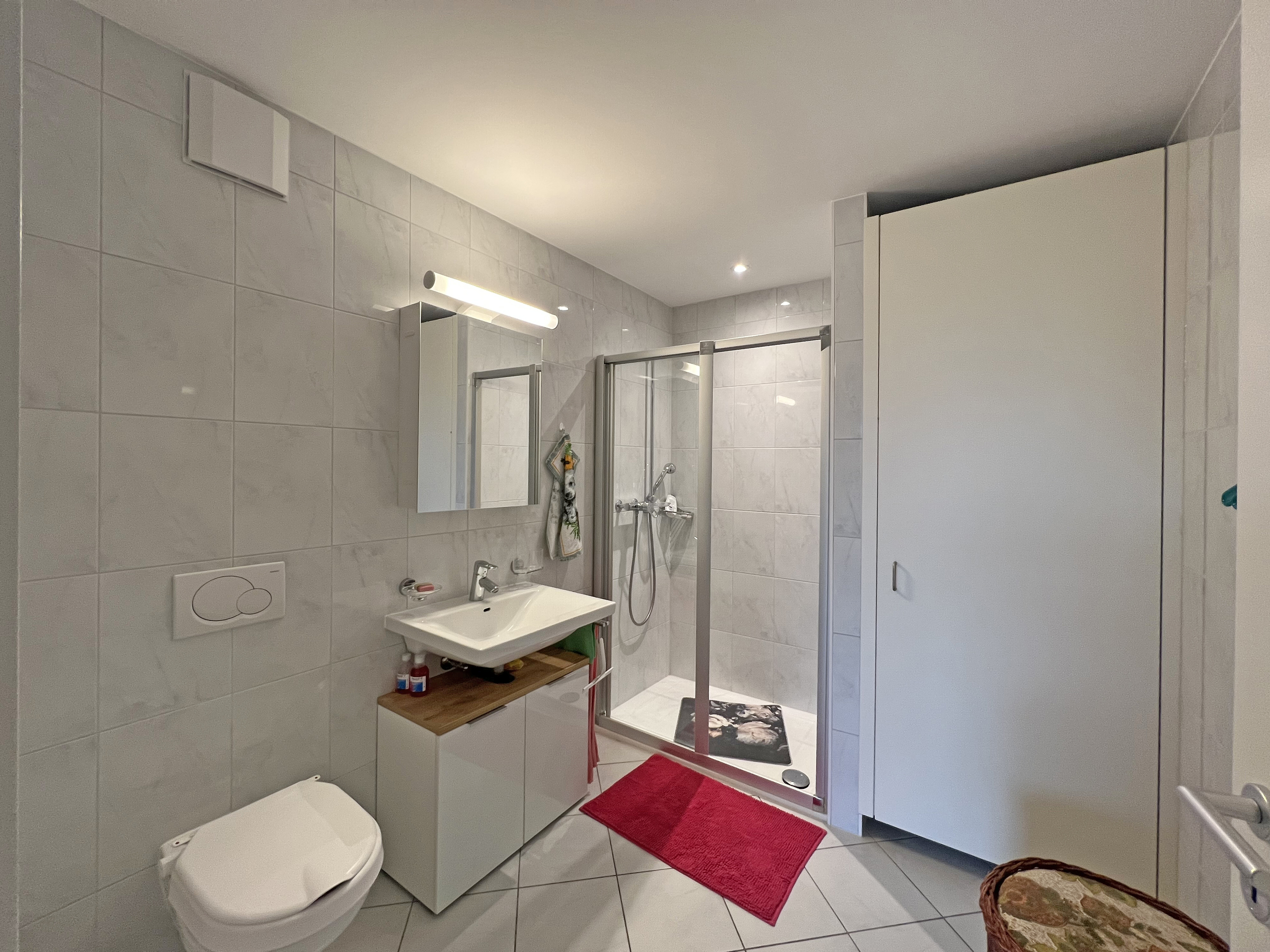 Salle de douche/WC avec lave et sèche-linge