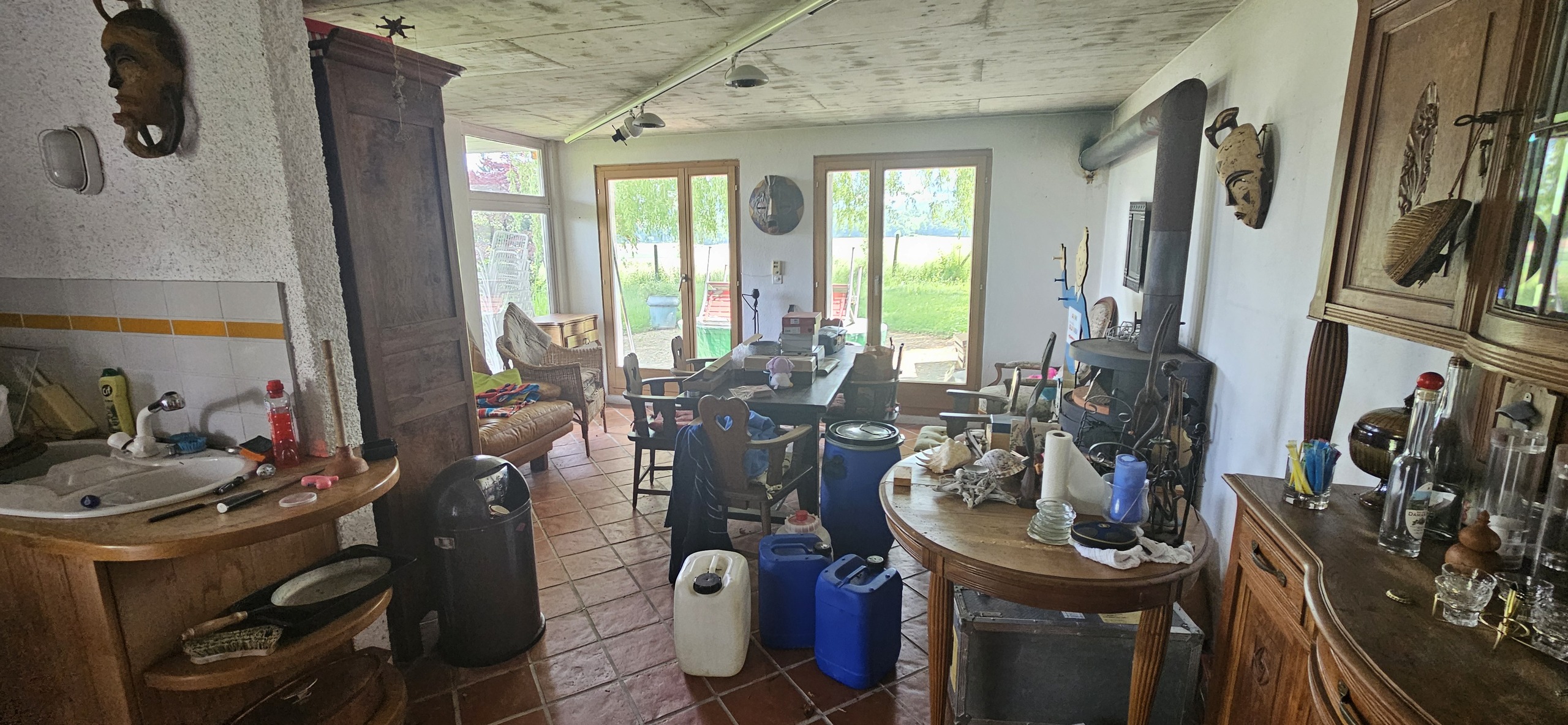 Carnozet intérieur avec cuisine et poêle 