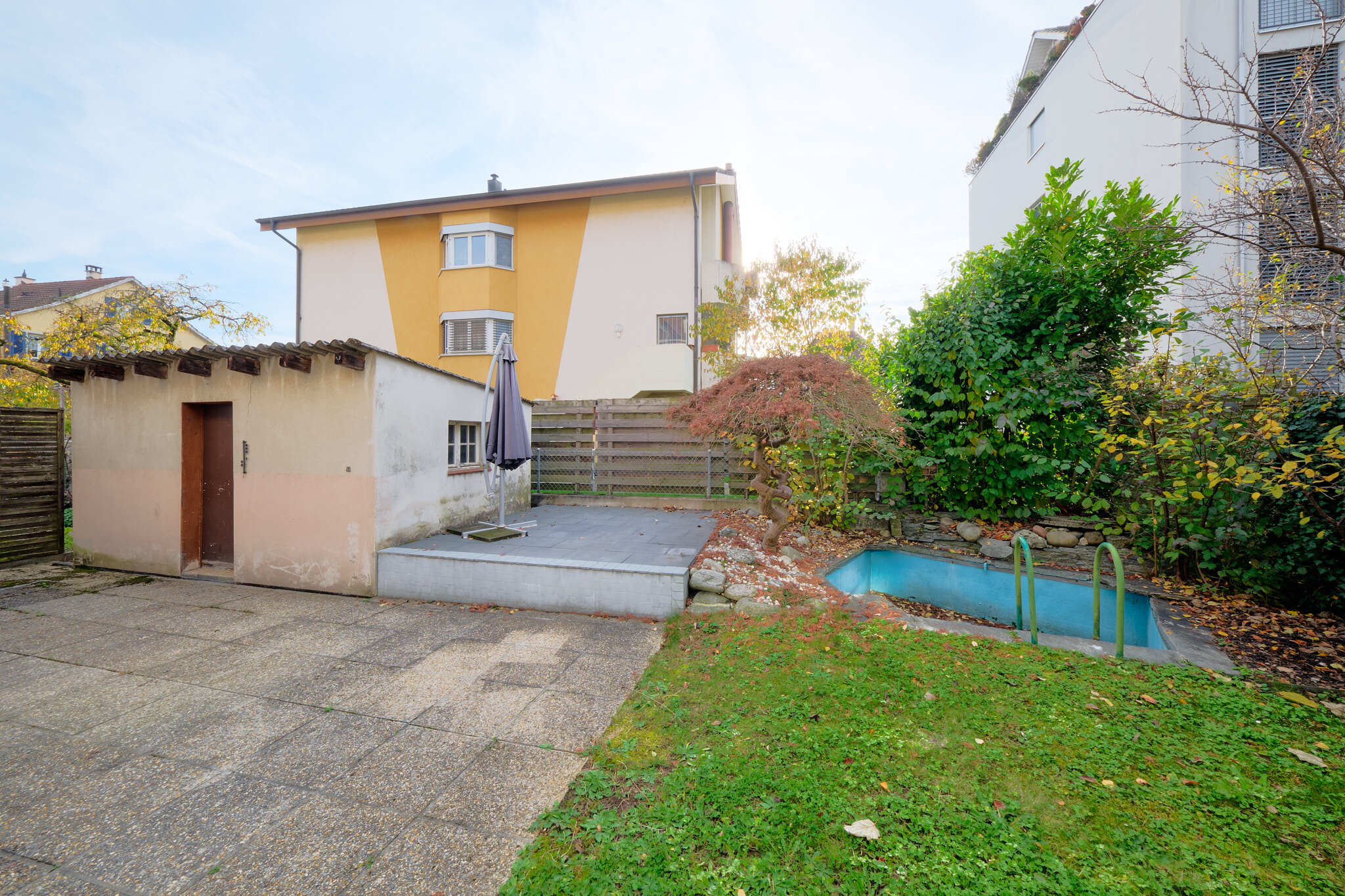 Nebengebäude, Gartensitzplatz und kleines Plaschbecken