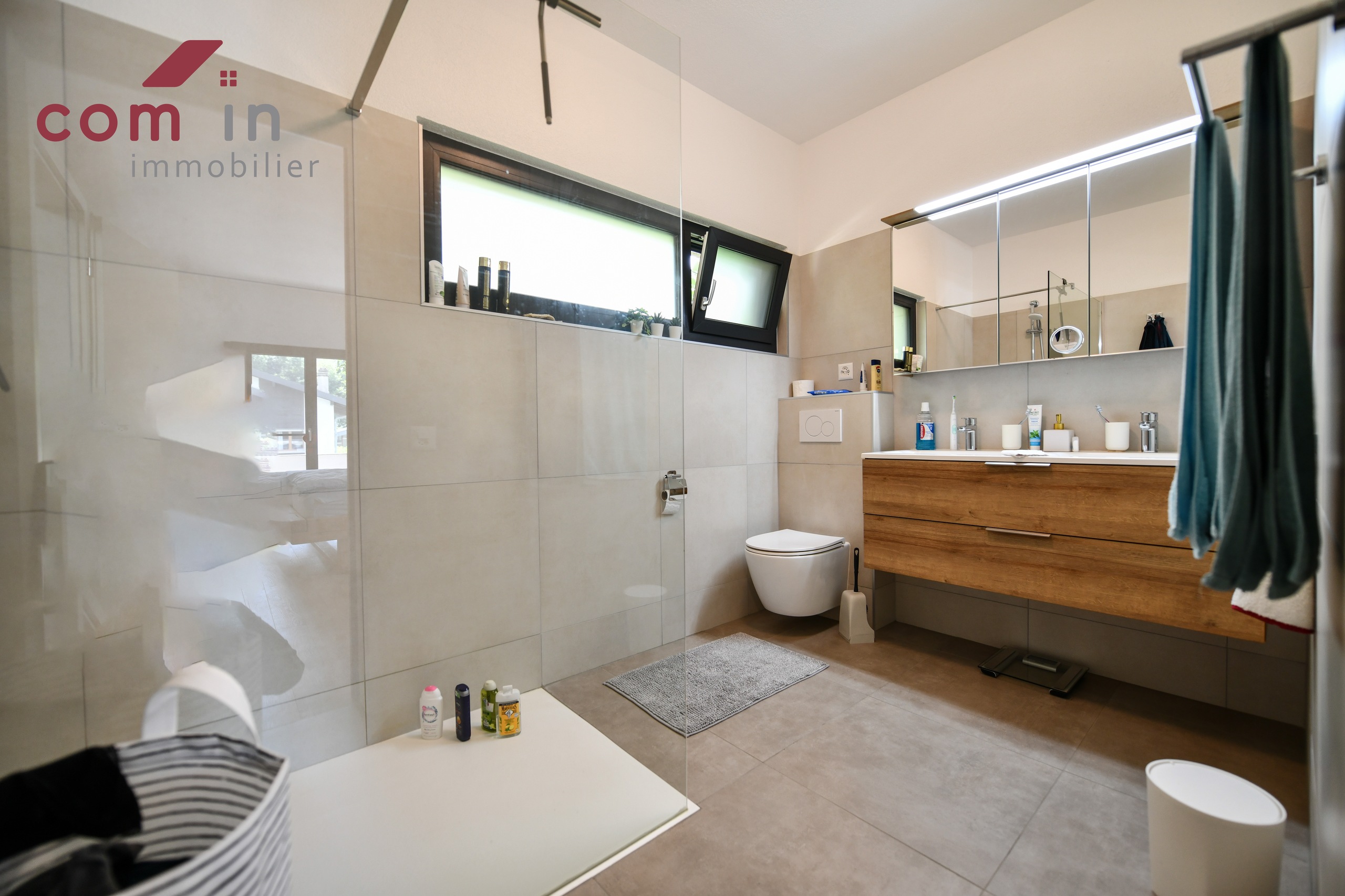 spacieuse salle de bain (douche à l'italienne)