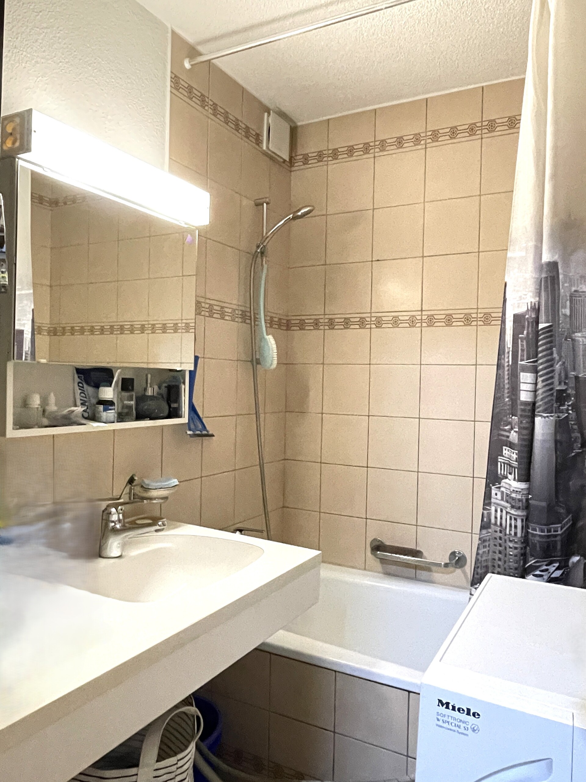 Badezimmer mit Badewanne Badezimmer mit Badewanne